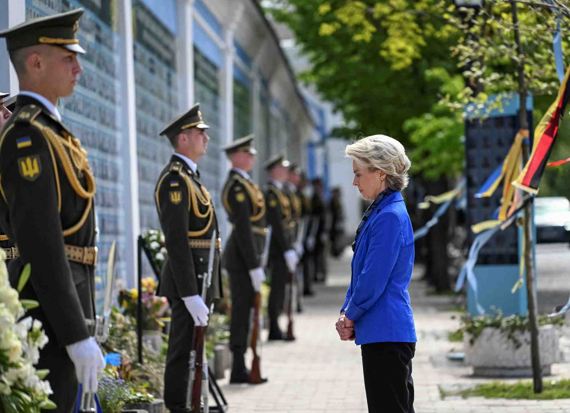 La presidente de la commission europeenne ursula von der leyen en visite a kyiv