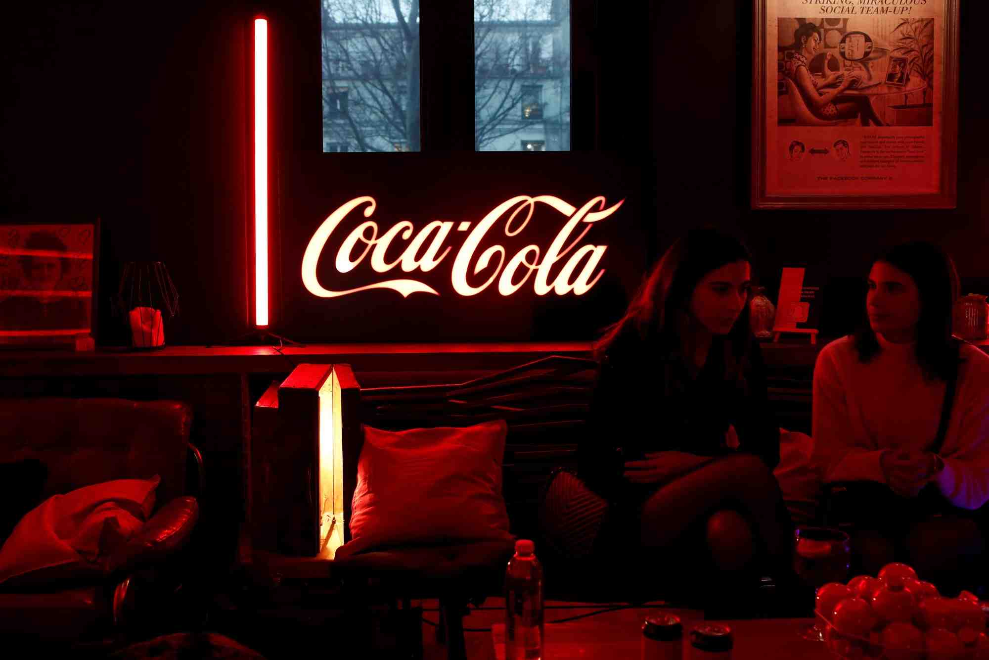 Un logo coca-cola lors d'un evenement a paris