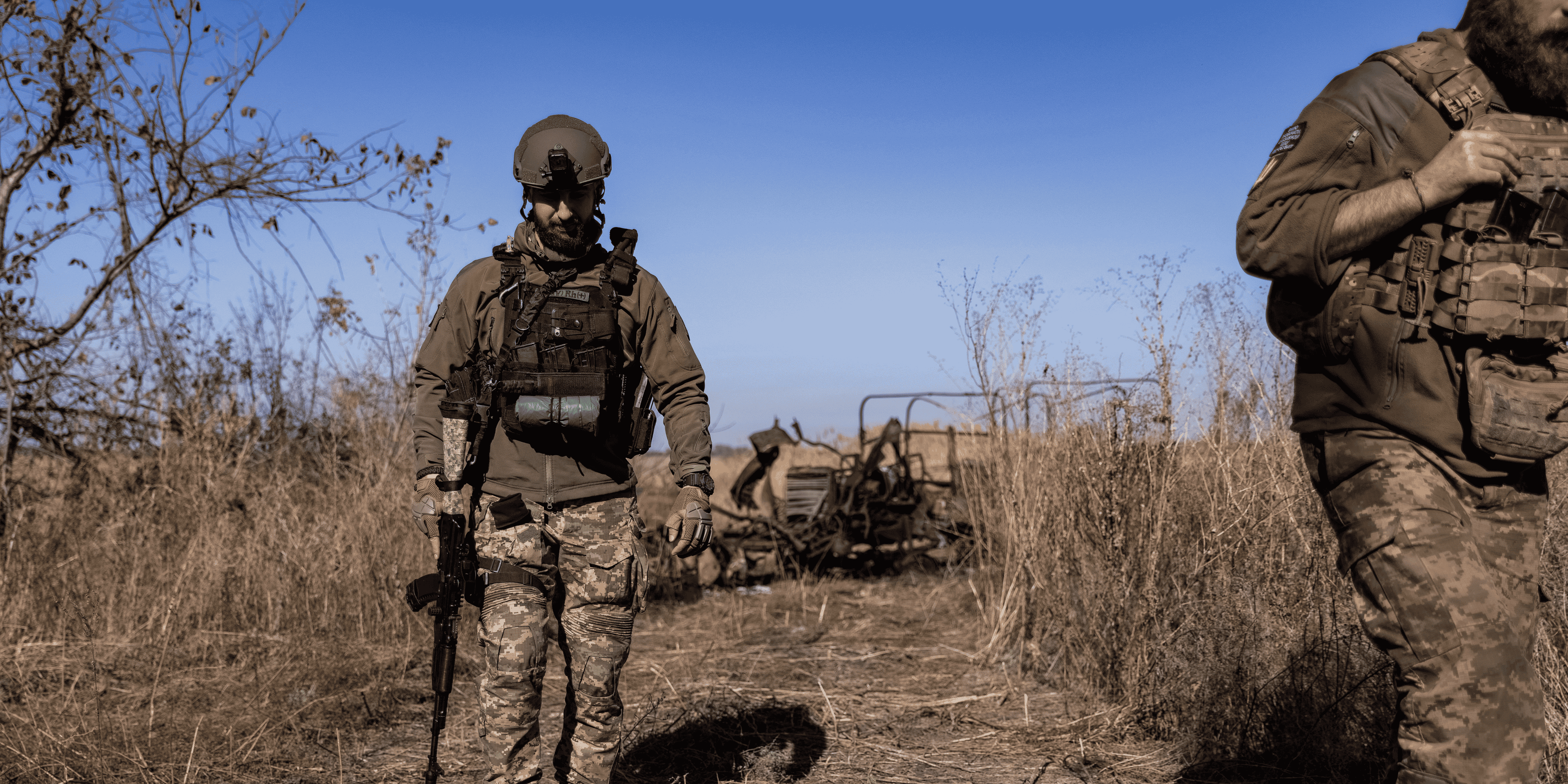 Un soldat ukrainien marche pres du front dans la region de donetsk, en ukraine
