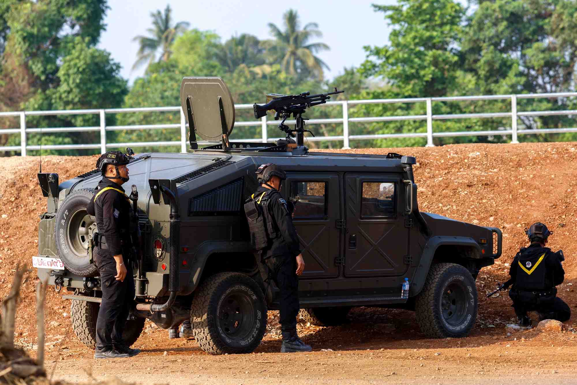 Des soldats thailandais se mettent a couvert lors de combats pres de la frontiere entre la thailande et la birmanie