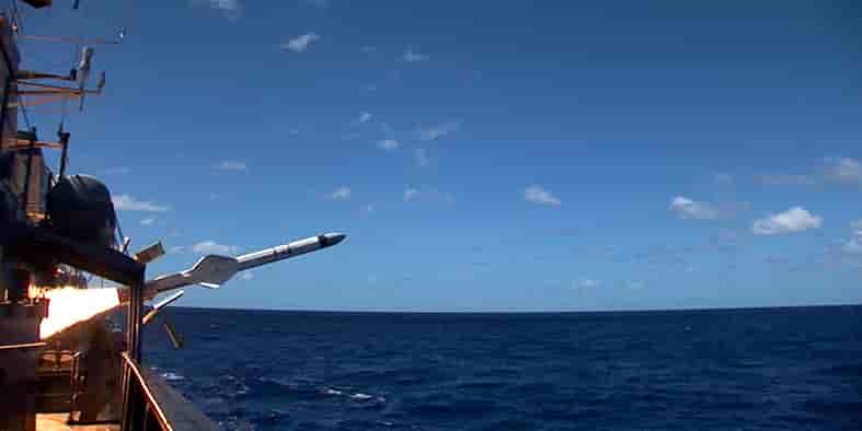 Tir d'un missile Exocet, fabriqué par MBDA et incorporant les logiciels d'aide à la décision développés par Thales.