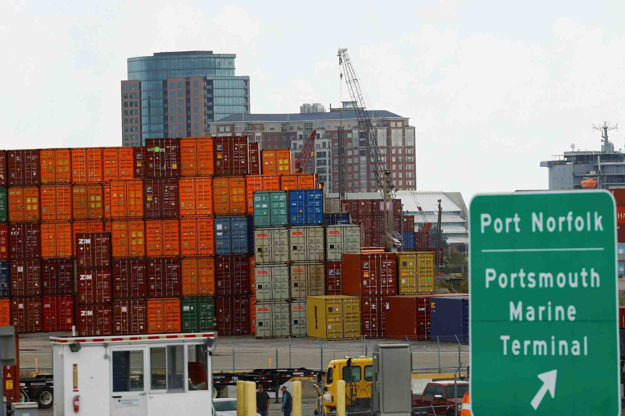 Des conteneurs sont empiles au terminal maritime de portsmouth