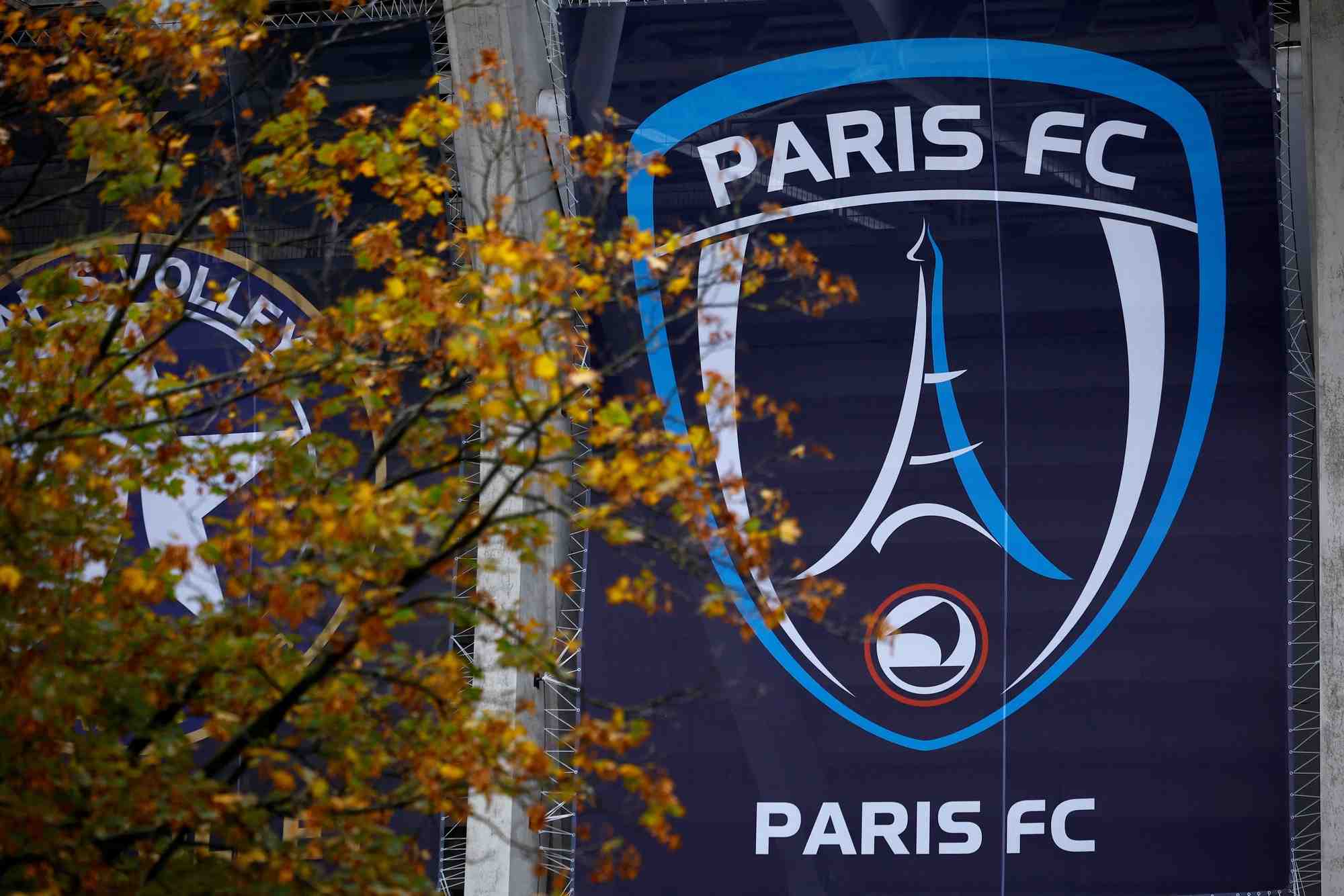 Logo du paris fc au stade charlety a paris