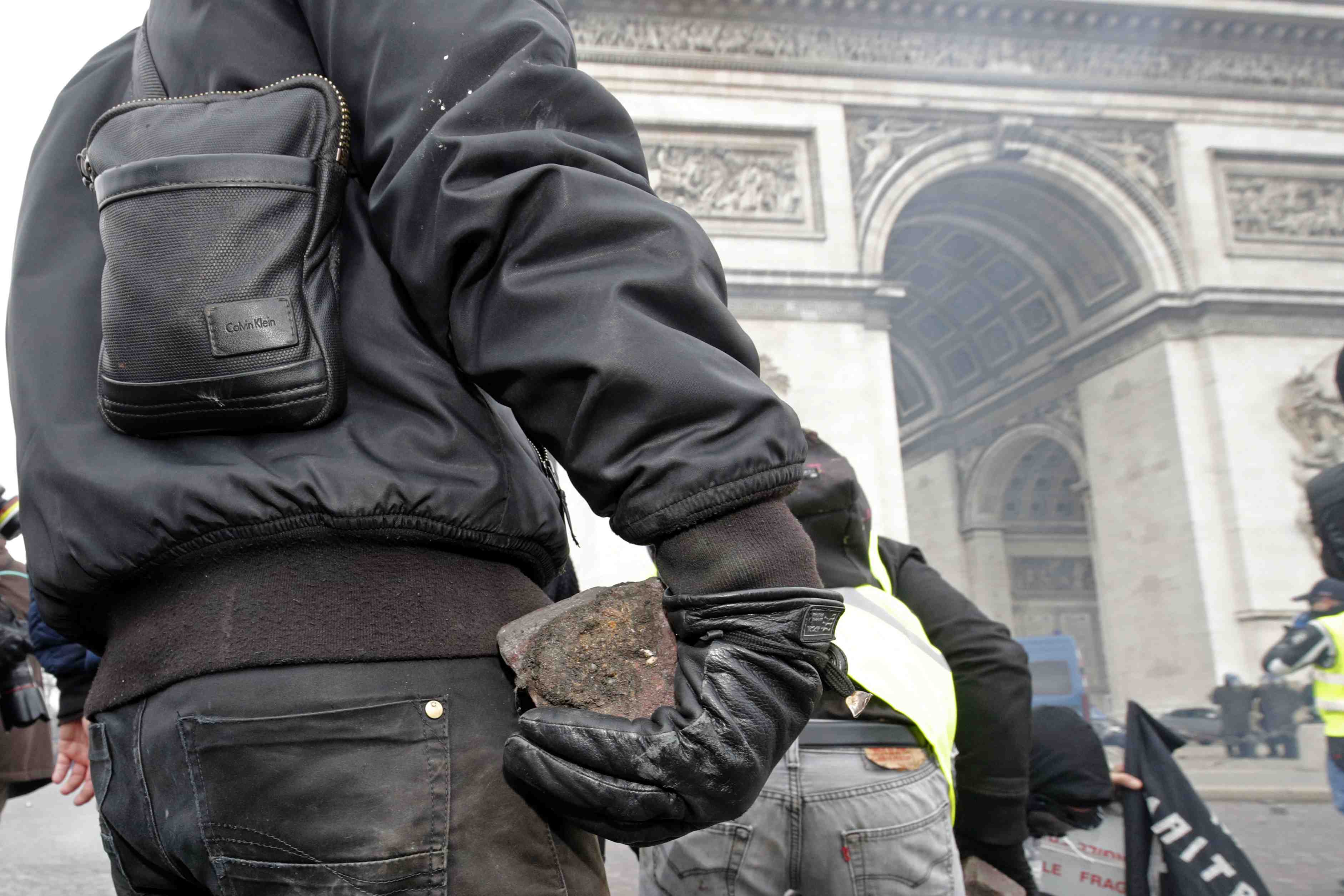 Macron envisage d'interdire les manifestations sur les champs-elysees