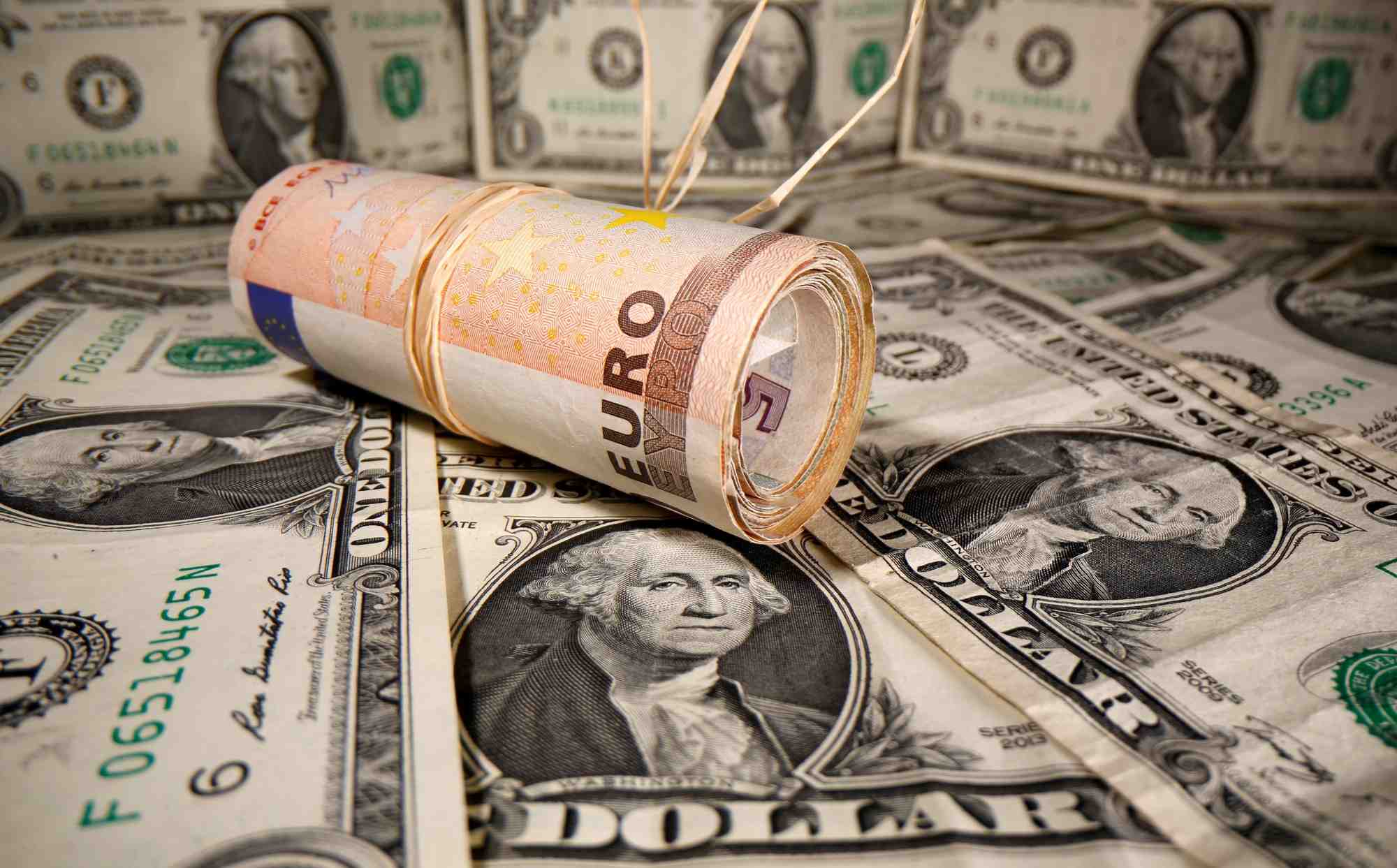 L'euro atteint 1,21 dollar, au plus haut depuis avril 2018