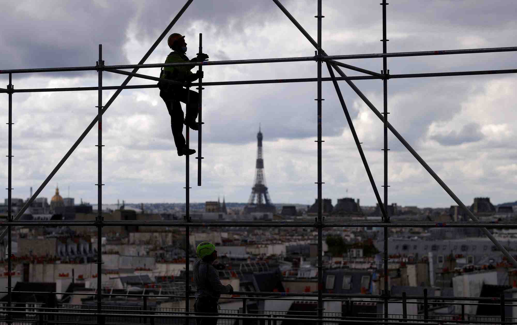 Photo d'archives d'un ouvrier sur un echafaudage installe sur la facade du musee d'art moderne centre georges pompidou a paris