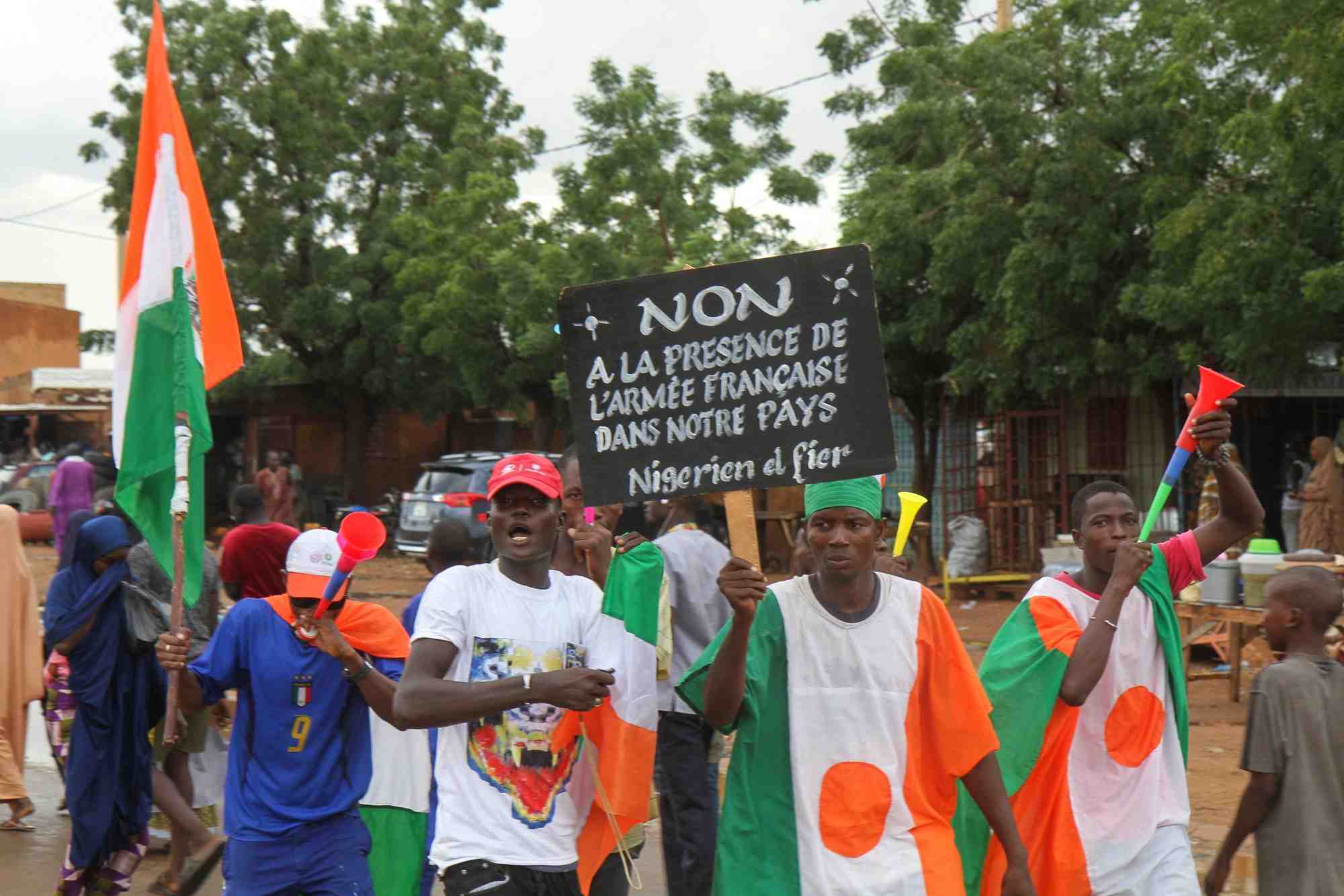 Des manifestants reunis pour exiger le depart de l'armee francaise au niger