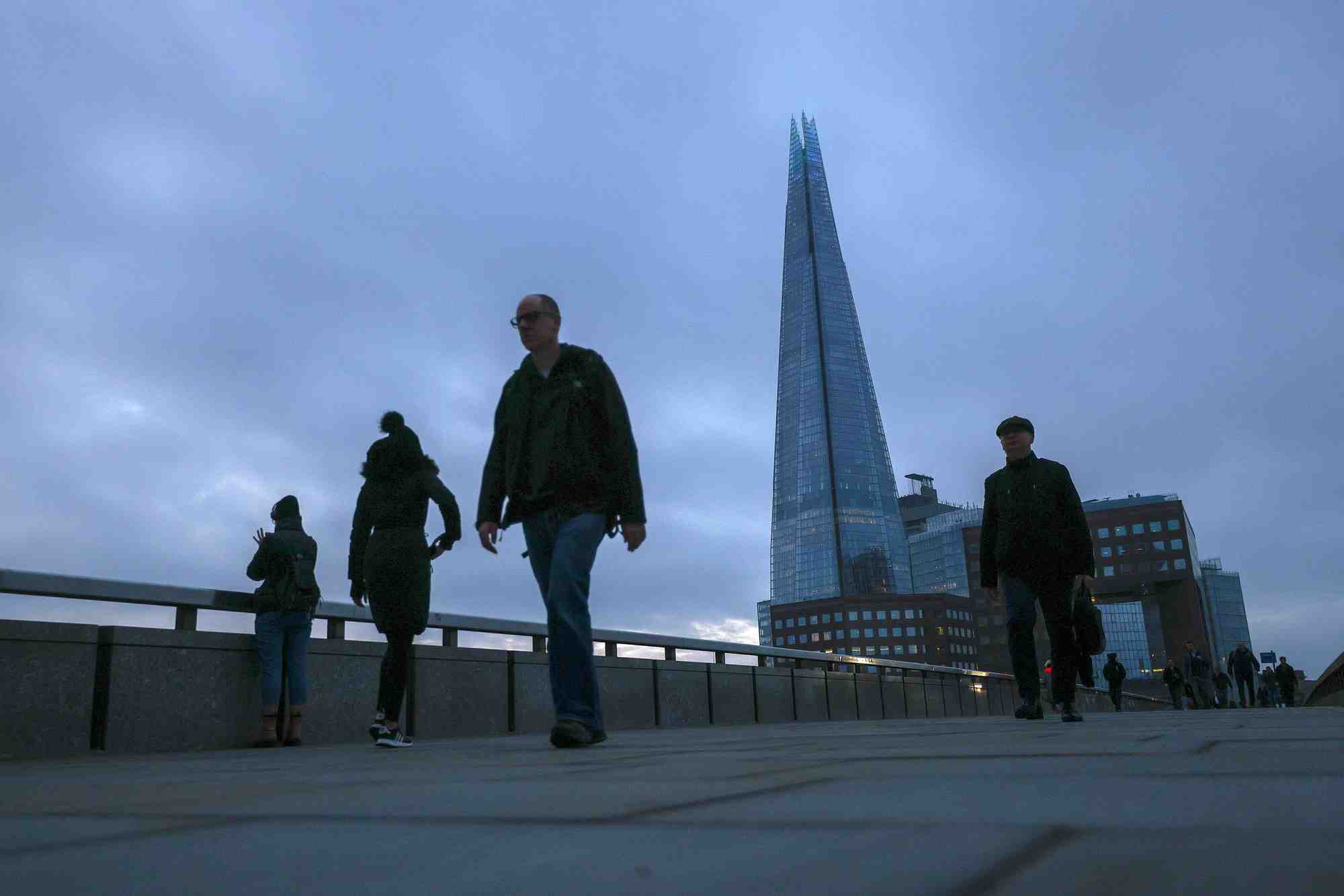 Des pietons traversent le london bridge a londres