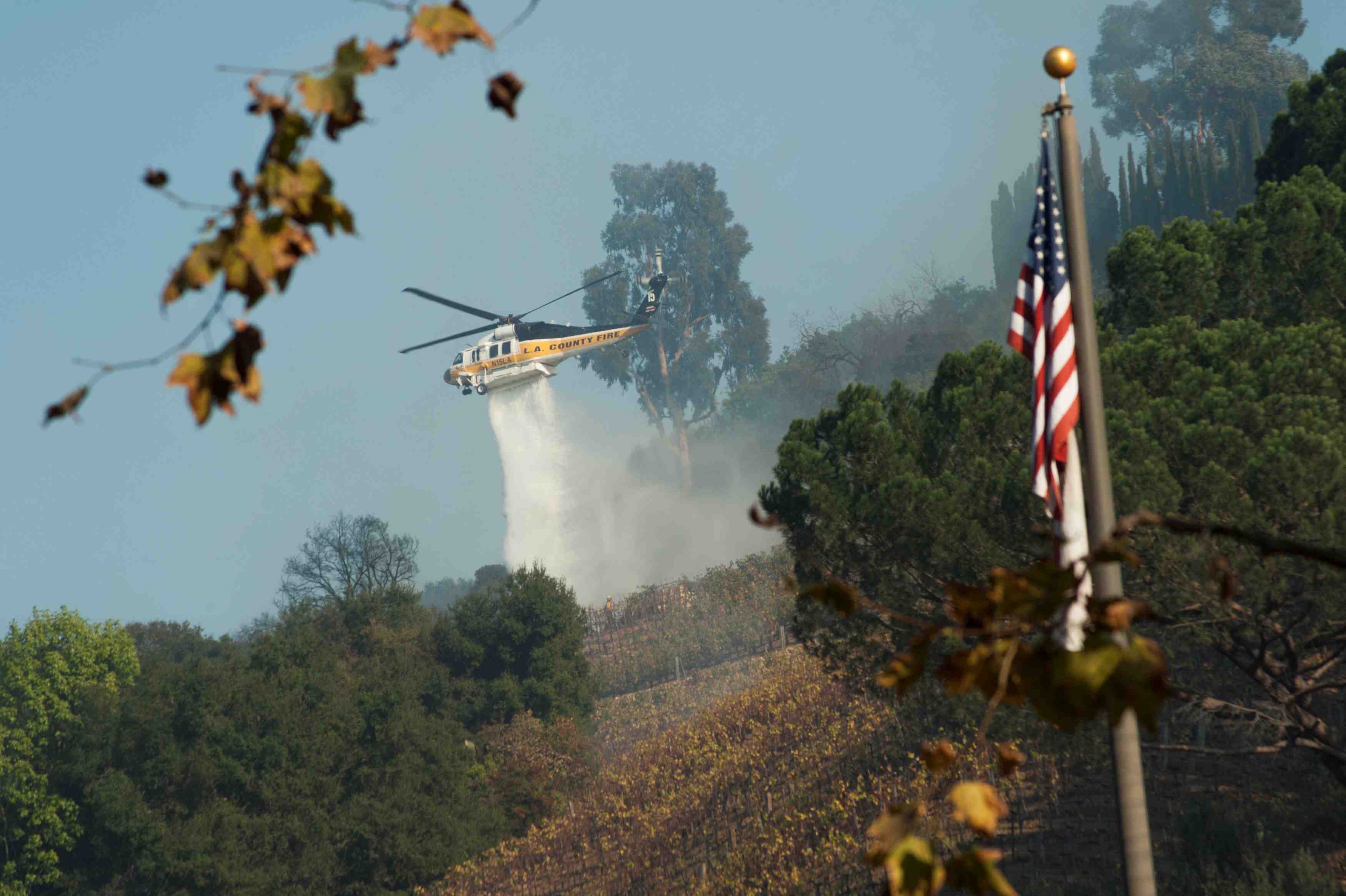 La californie ravagee par les incendies, pres de 200.000 evacues