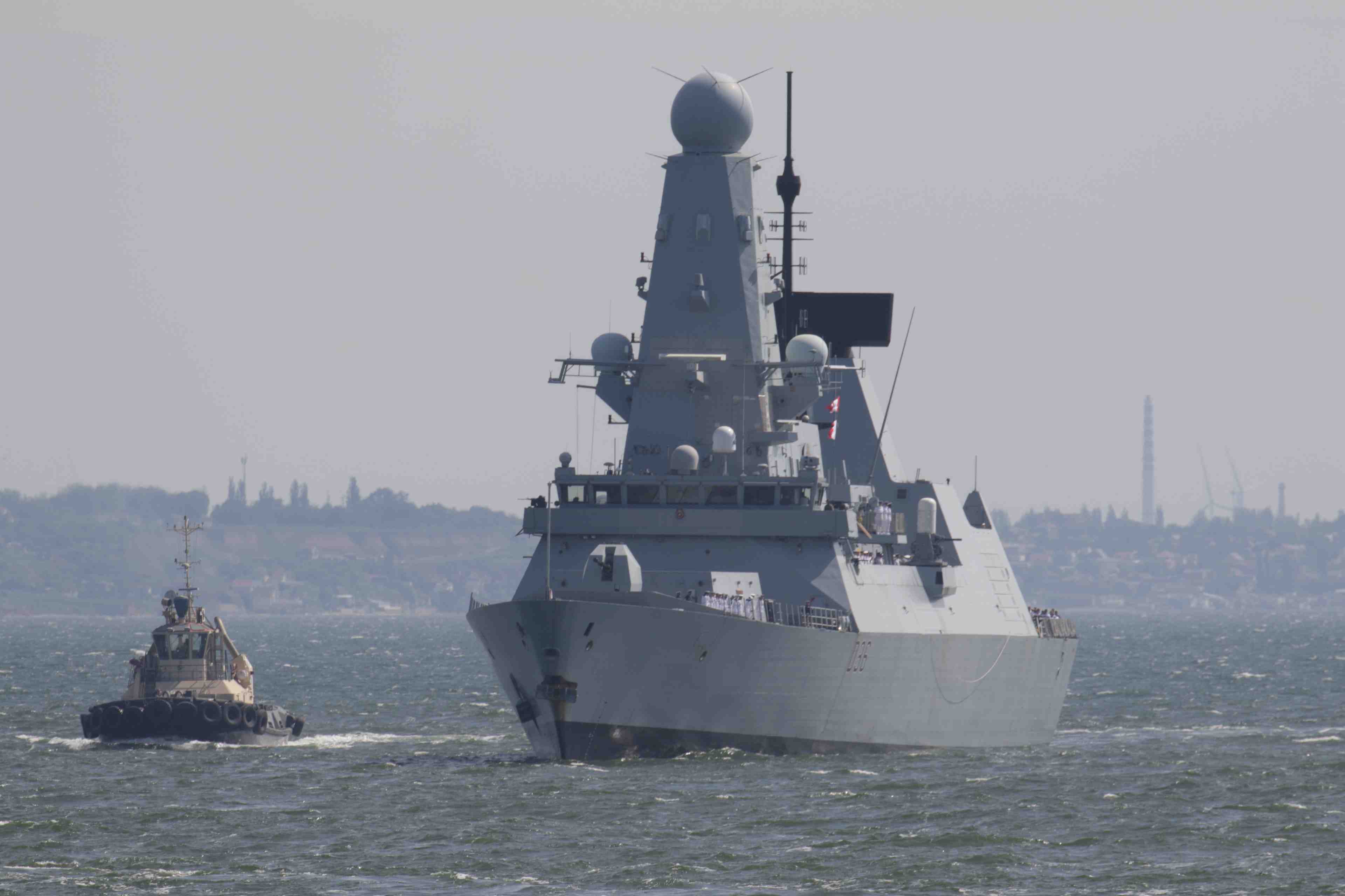 Crimee: la russie dit avoir tire des coups de semonce contre un destroyer britannique