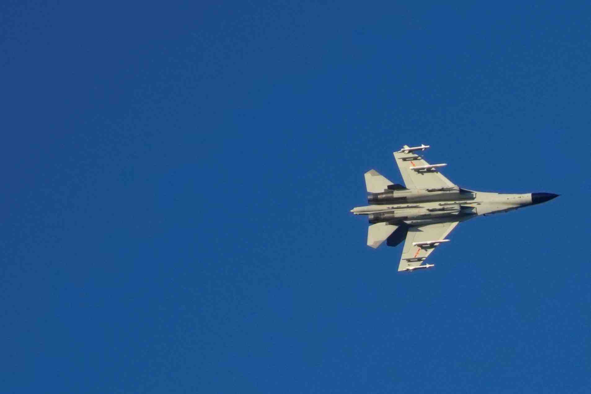 L'armee chinoise dit poursuivre lundi ses exercices pres de taiwan