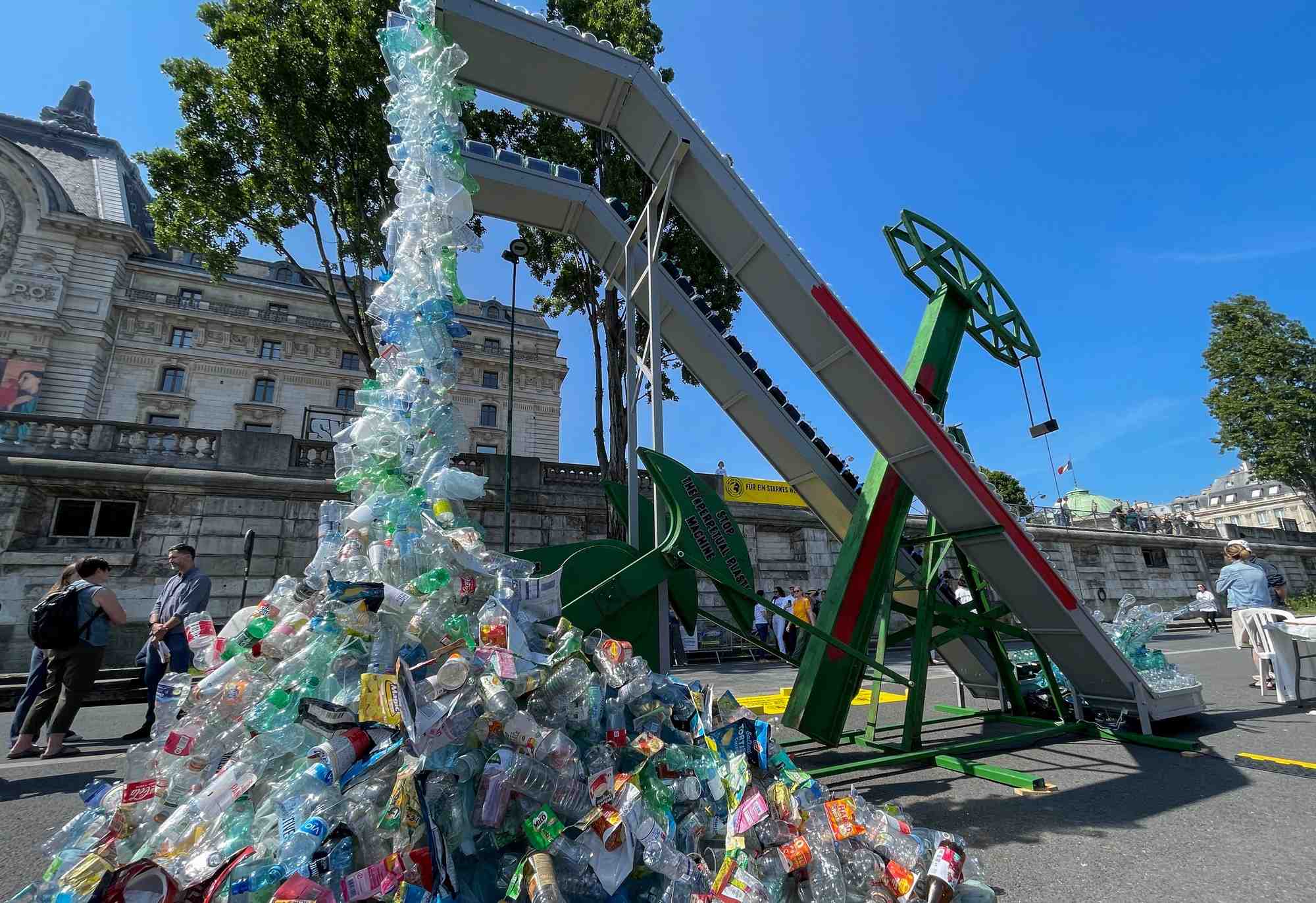 Une sculpture devant le siege de l'unesco avant une reunion sur le traite mondial contre la pollution plastique