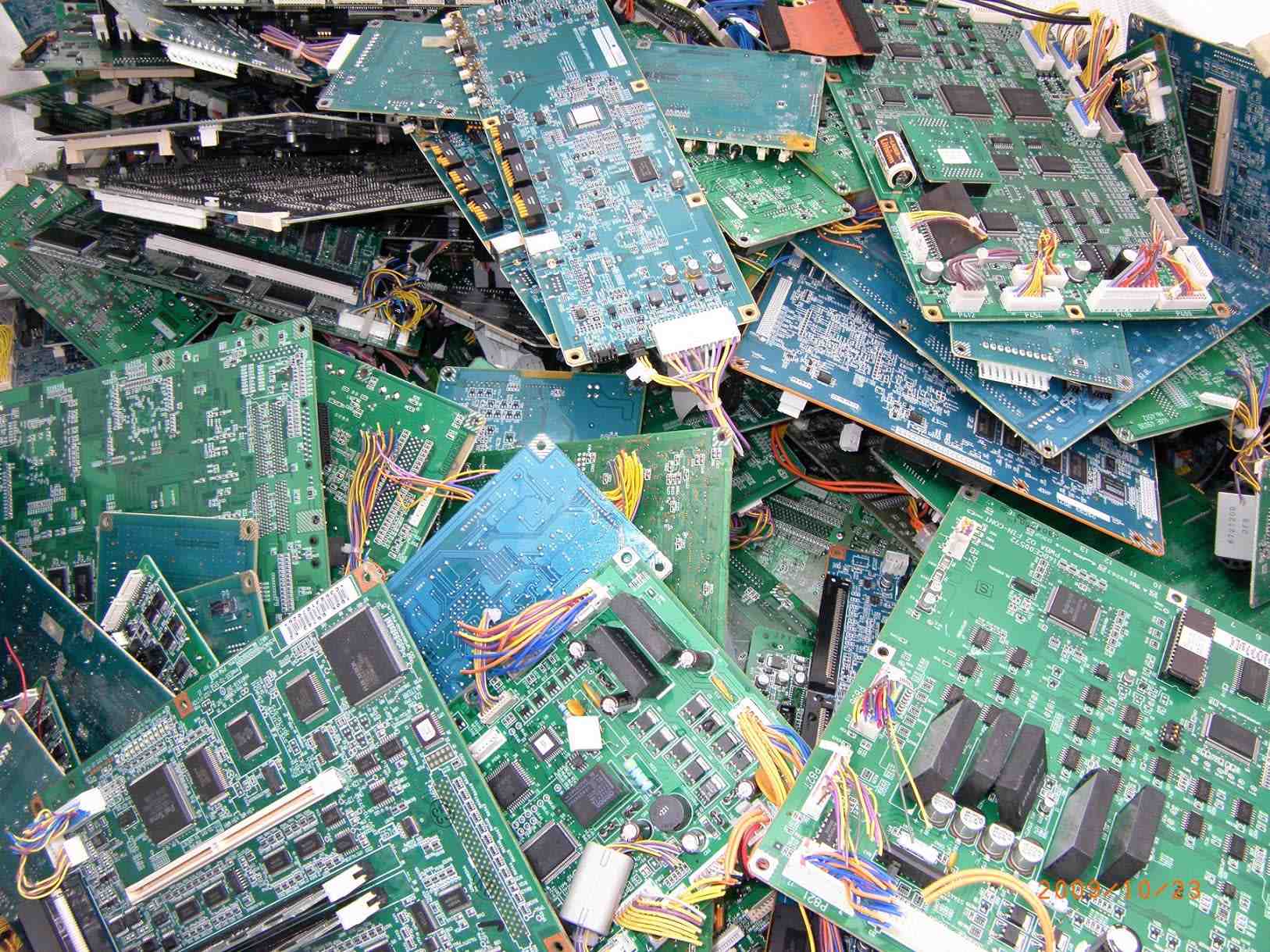 Weeecycling traite l'ensemble des déchets liquides ou solides contenant des métaux précieux provenant de tous les secteurs industriels de l'électronique, à l'aéronautique en passant par la joaillerie.