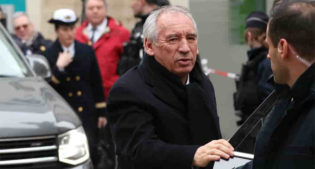 François Bayrou, le Premier ministre, parle de la question migratoire comme d'une « submersion » ce qui lui a été reproché par François Hollande.