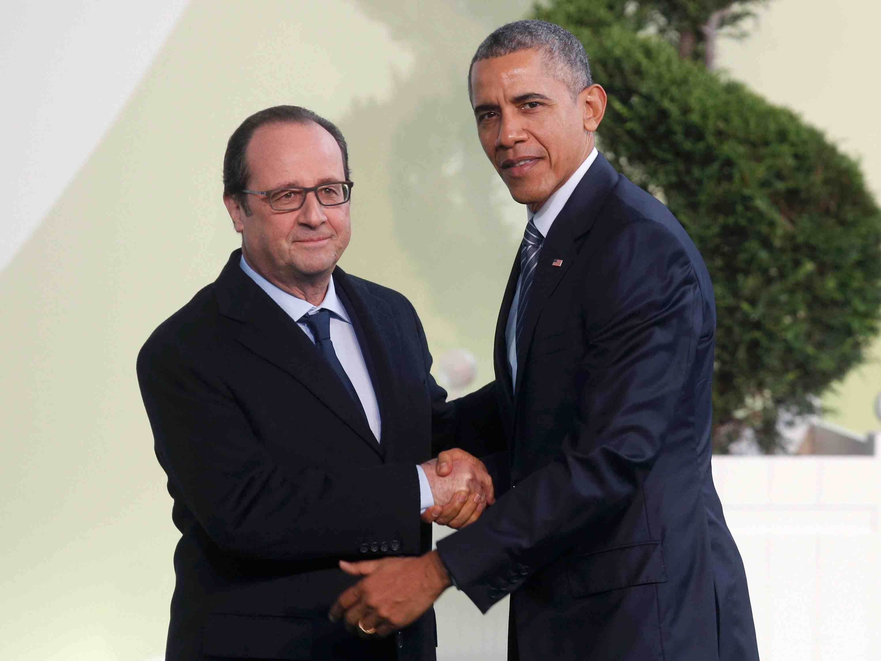 Francois hollande defend un accord contraignant a la cop21