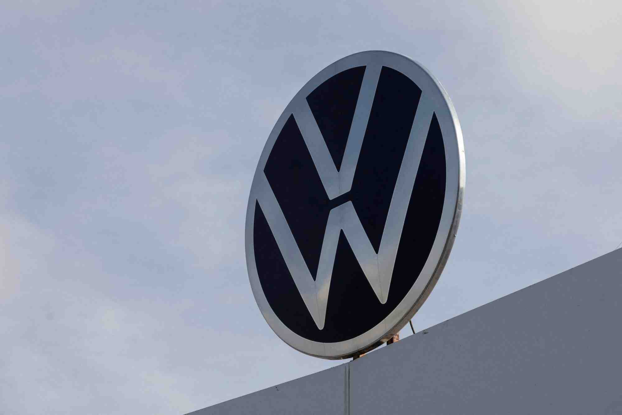 Le logo de volkswagen est affiche dans l'usine du groupe a puebla