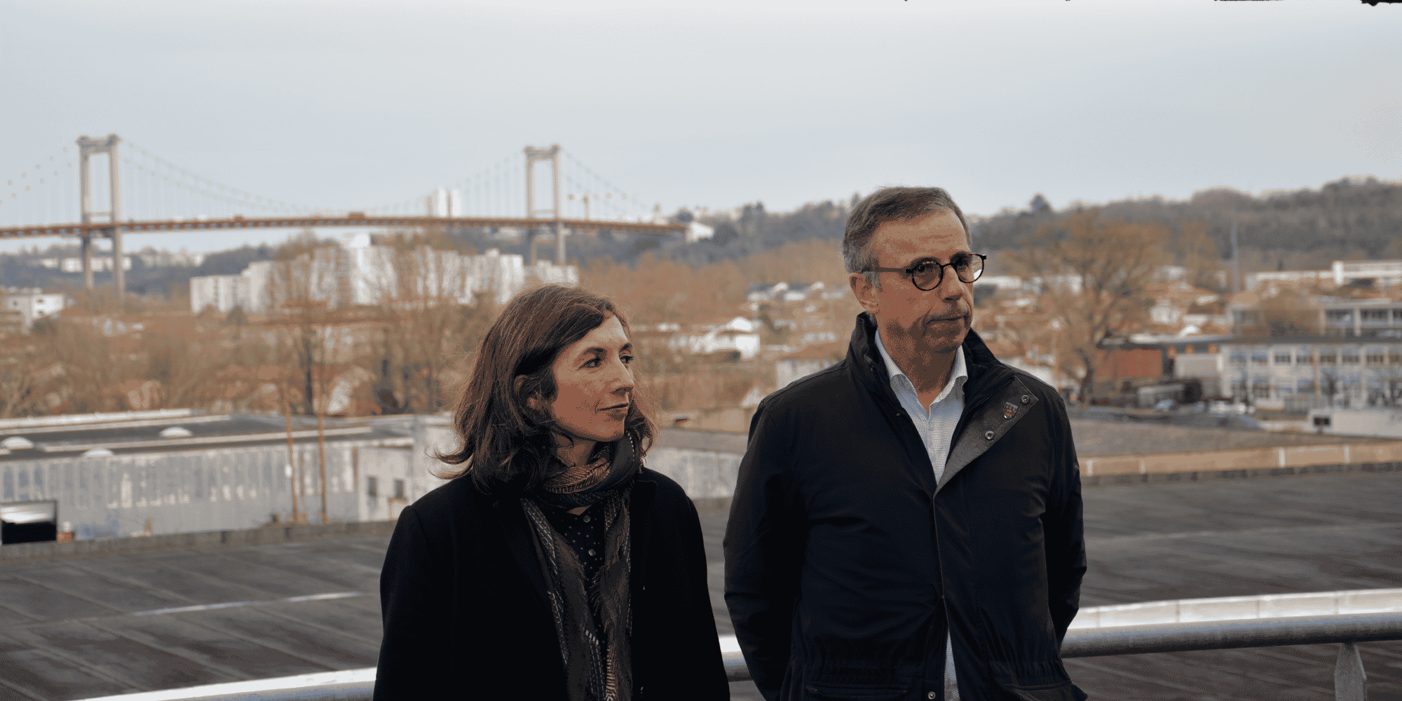 Pierre Hurmic, maire écologiste de Bordeaux, et Claudine Bichet, son adjointe chargée des finances, de la transition énergétique et de l'égalité femmes/hommes, sur le toit de la base sous-marine lundi 29 janvier 2024.