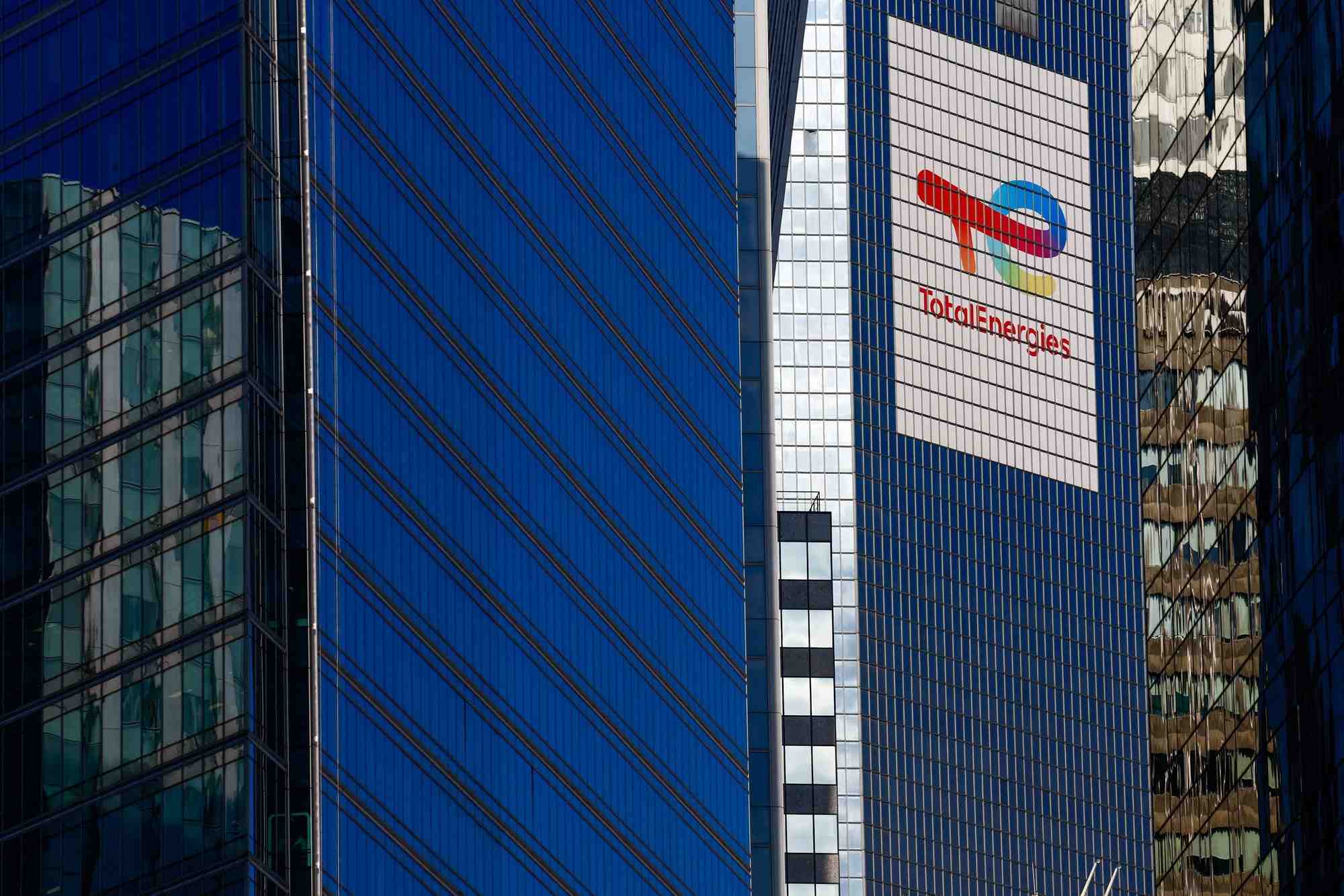 Logo de totalenergies a la defense