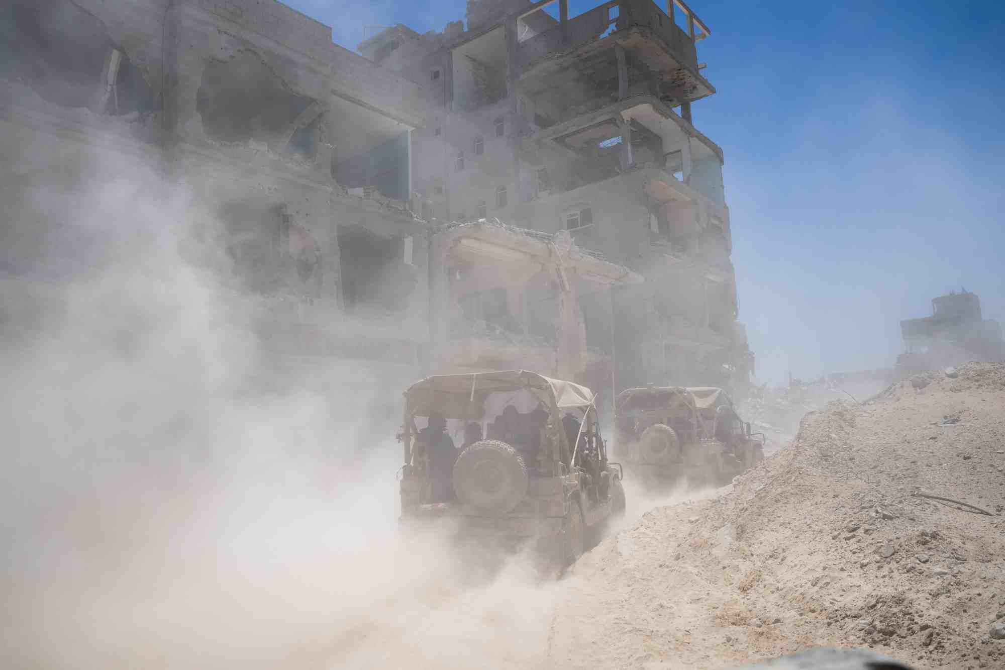 Des vehicules de l'armee israelienne transportent un groupe de soldats et de journalistes dans la bande de gaza