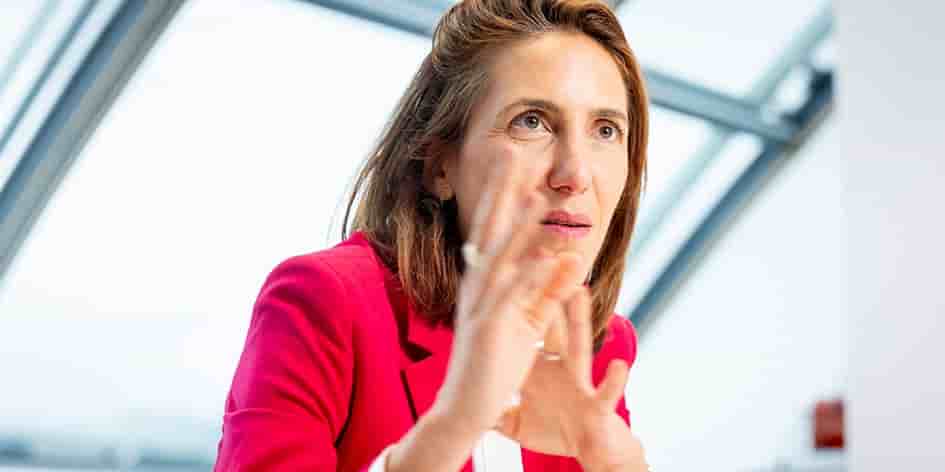 Valérie Hayer, leader du groupe Renaissance au Parlement européen, se positionne contre les  « return hubs » qu'elle juge inefficace.