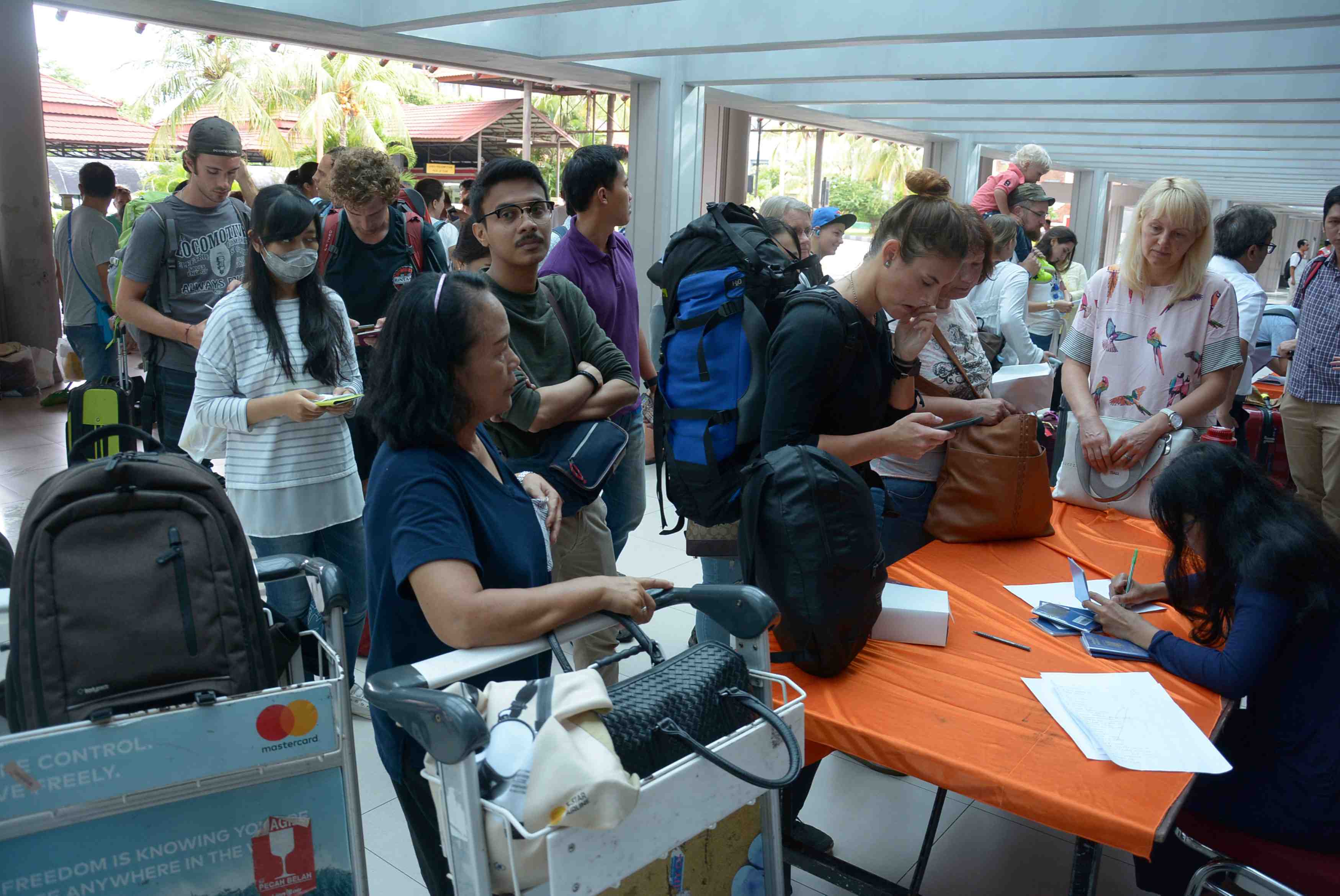 L'aeroport de bali en indonesie ferme jusqu'a mercredi matin