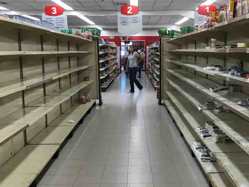 Venezuela: foule devant les supermarches apres la baisse des prix