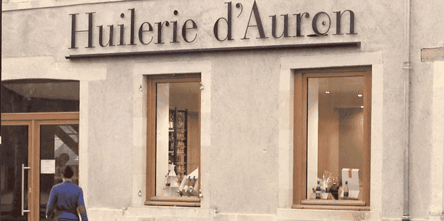 Les locaux situés au bord du canal d’Auron ont été réhabilités pour la vente et les visites.