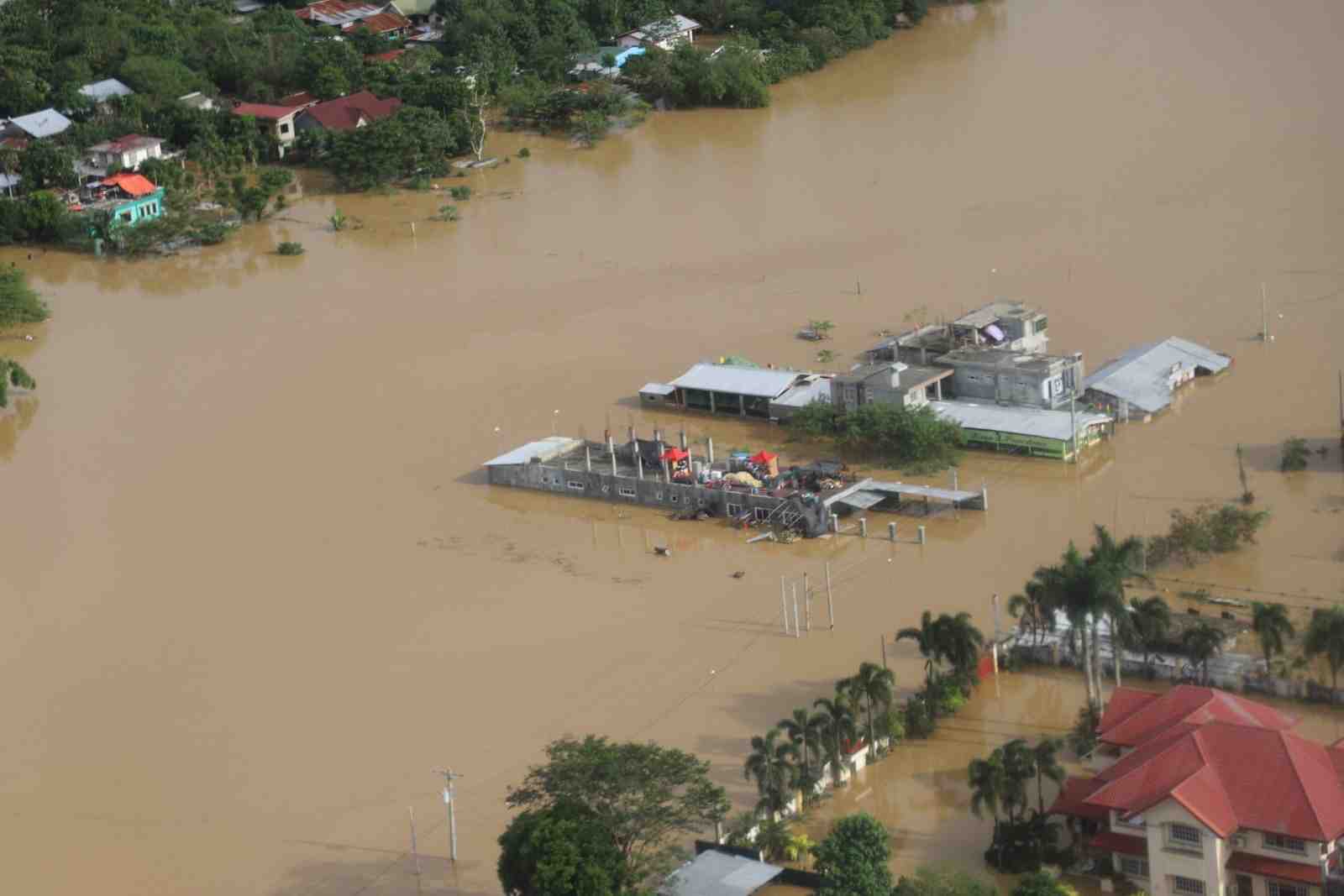 Philippines : des milliers de personnes secourues dans le nord apres le typhon