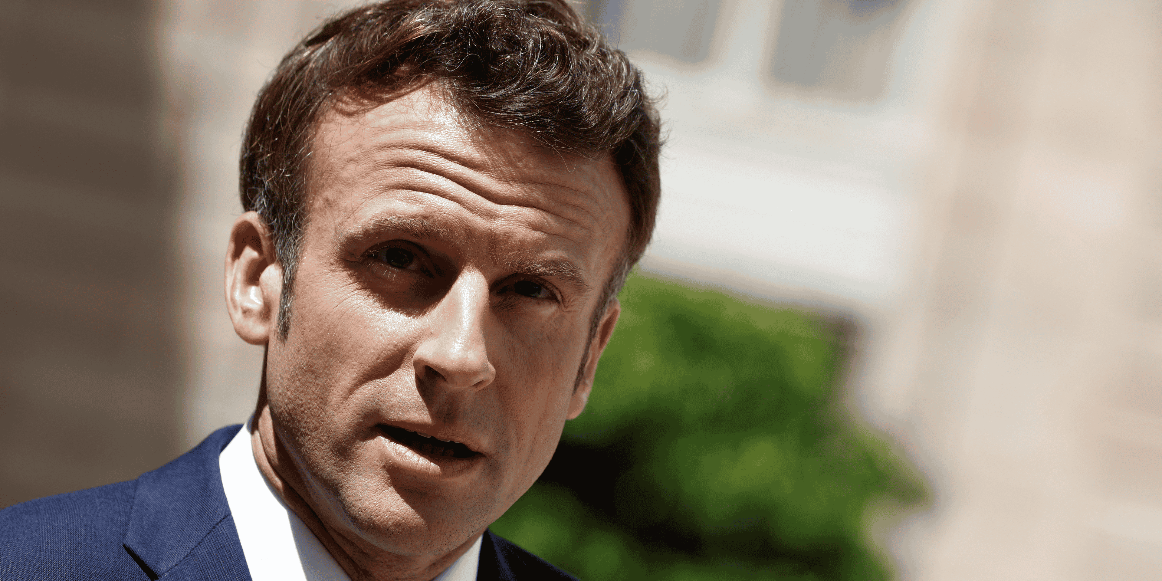 Le president francais emmanuel macron prononce une declaration commune avec le premier ministre australien anthony albanese au palais de l'elysee