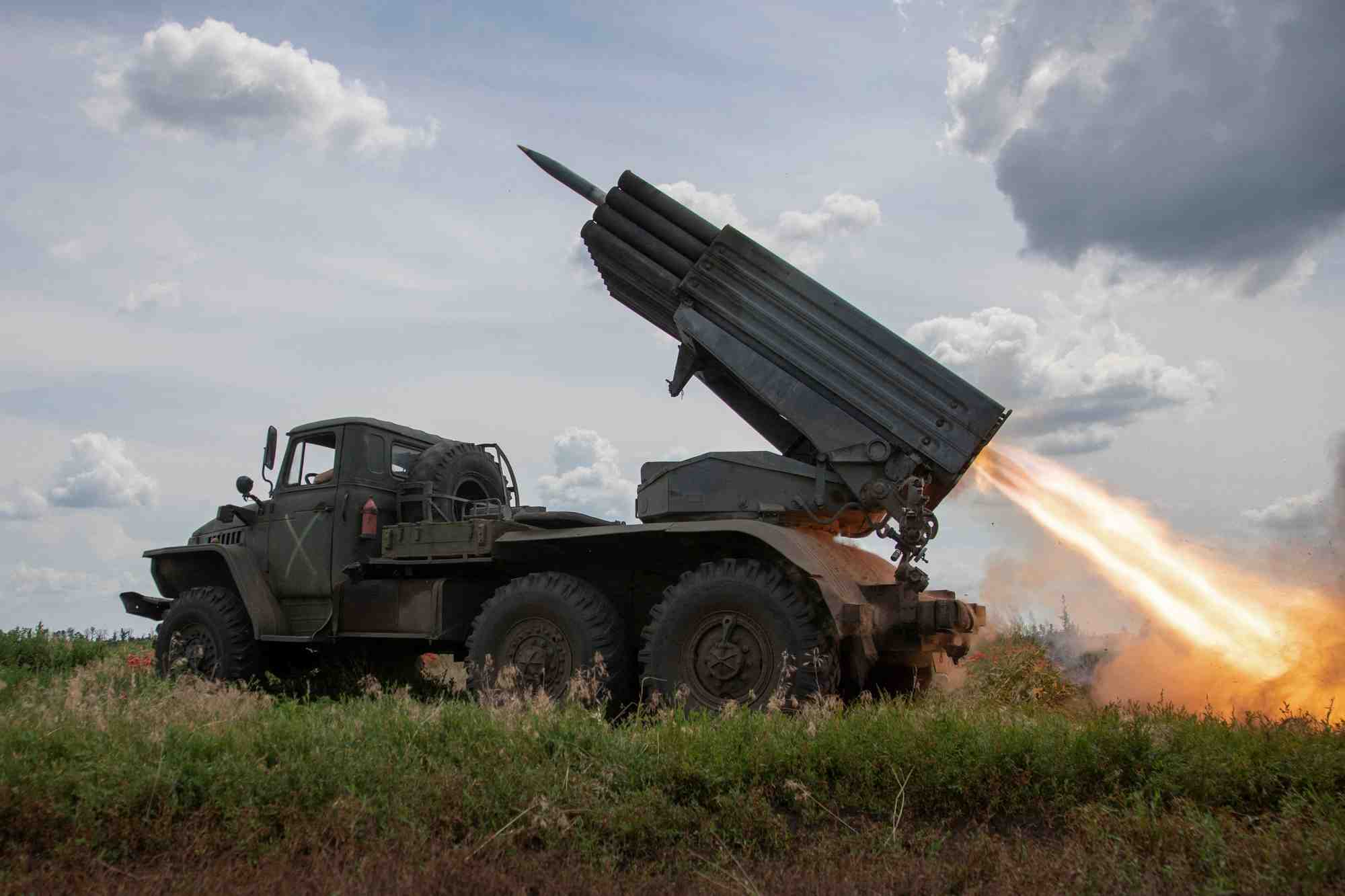 Des militaires ukrainiens tirent un systeme de lance-roquettes multiples bm-21 grad vers les troupes russes pres d'une ligne de front dans la region de donetsk
