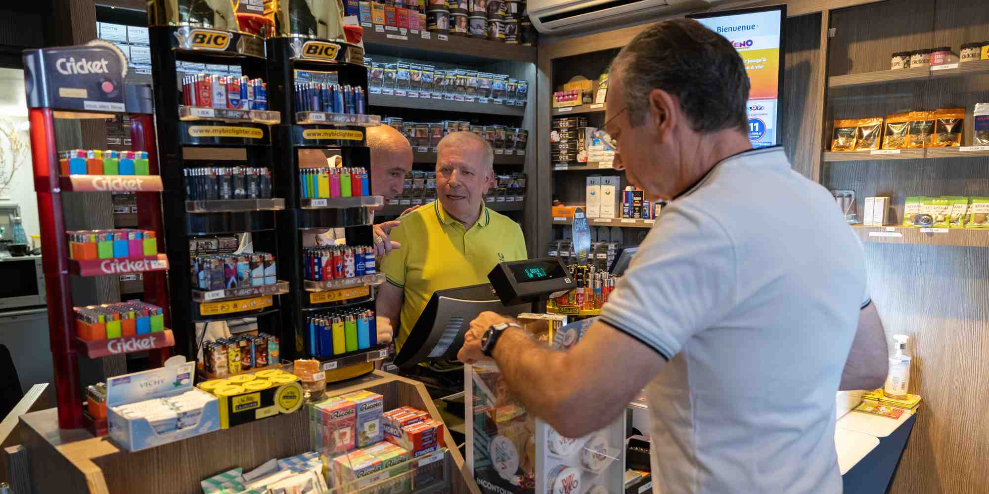 En France, les bureaux de tabac font l'objet d'un plan pour diversifier leurs activités et donc leurs revenus.