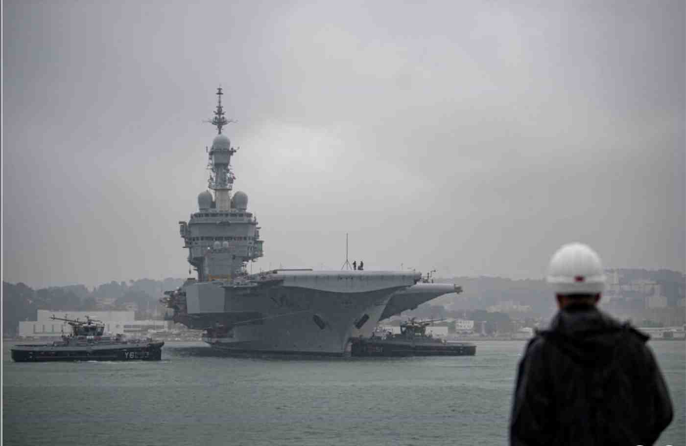 Tous les dix ans, le porte-avions Charles de Gaulle est mis sur cale à Toulon pour un arrêt technique majeur inévitable permettant le rechargement du combustible nécessaire à la propulsion nucléaire.