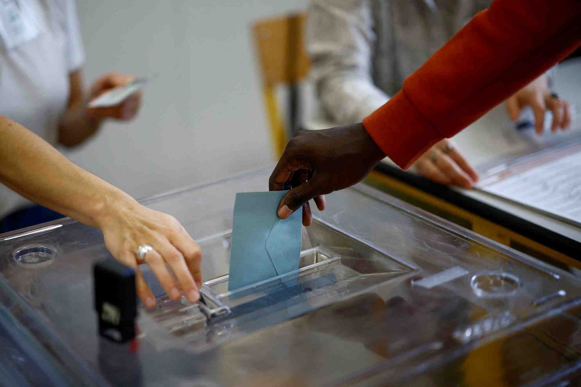 Une personne vote dans un bureau de vote a paris au deuxieme tour des elections legislatives