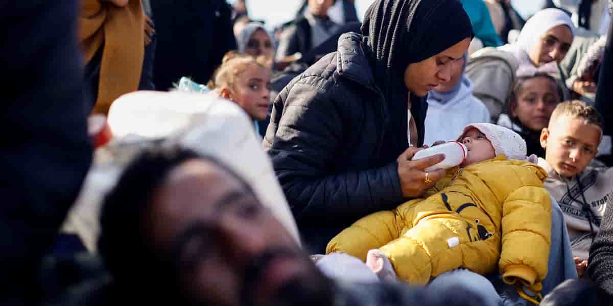 Des Palestiniens attendent d'être autorisés à retourner chez eux dans le nord de la bande de Gaza.