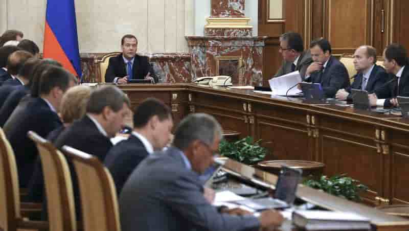 Dmitri Medvedev suggère une hausse des dépenses d'armement russes