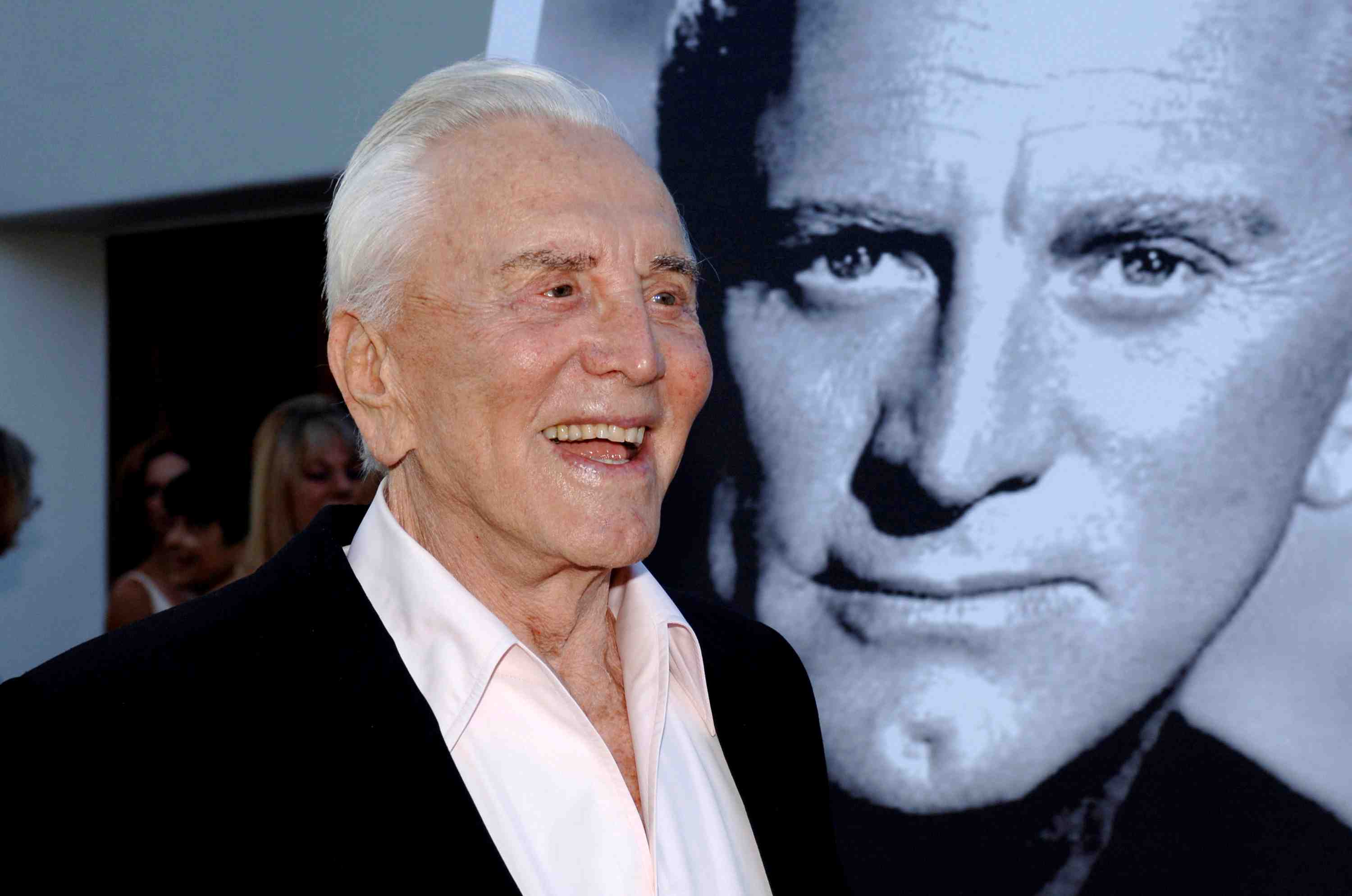 Deces de l'acteur americain kirk douglas a l'age de 103 ans