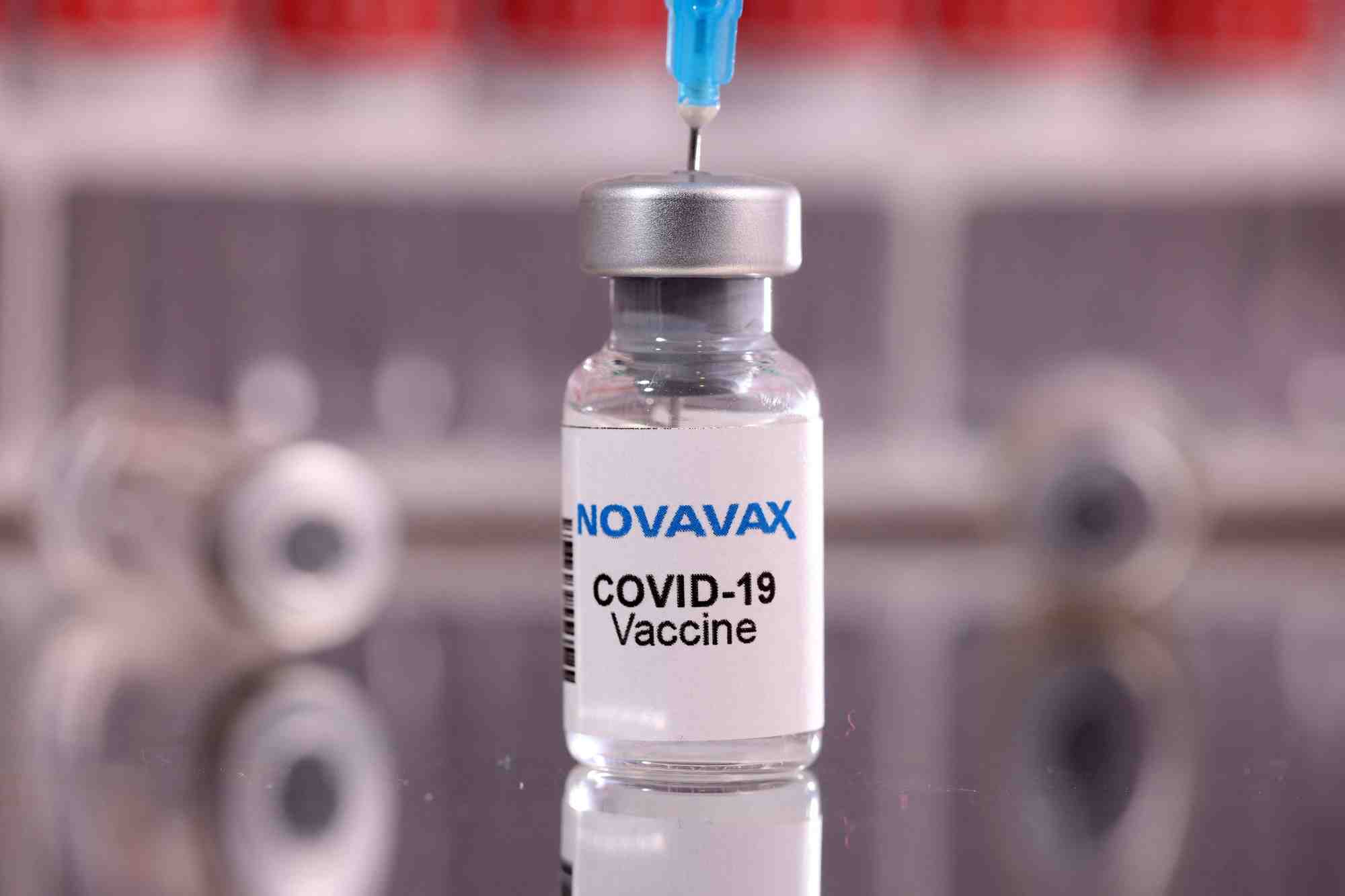 Photo d'illustration d'un flacon etiquete "vaccin novavax v covid-19"