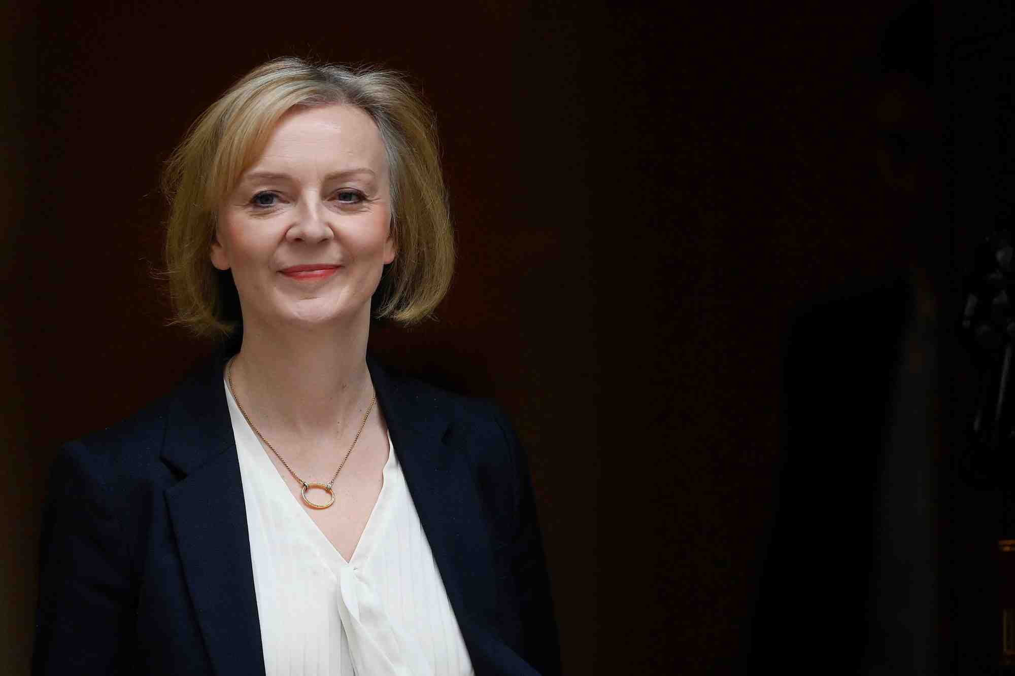 Le premier ministre britannique, liz truss, quitte downing street pour se rendre aux chambres du parlement, a londres