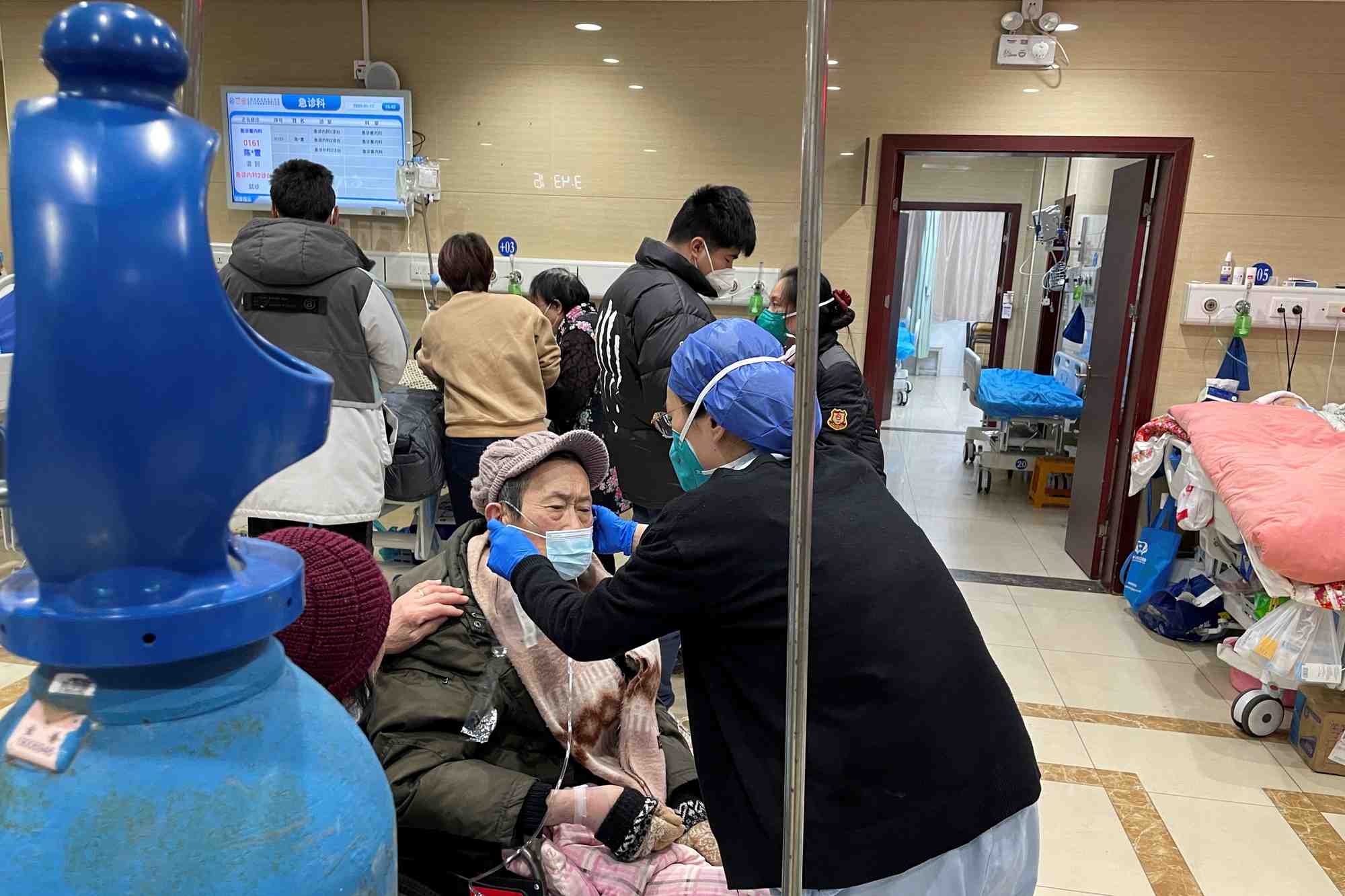 Photo d'archives de patients recevant un traitement au service des urgences d'un hopital a shanghai