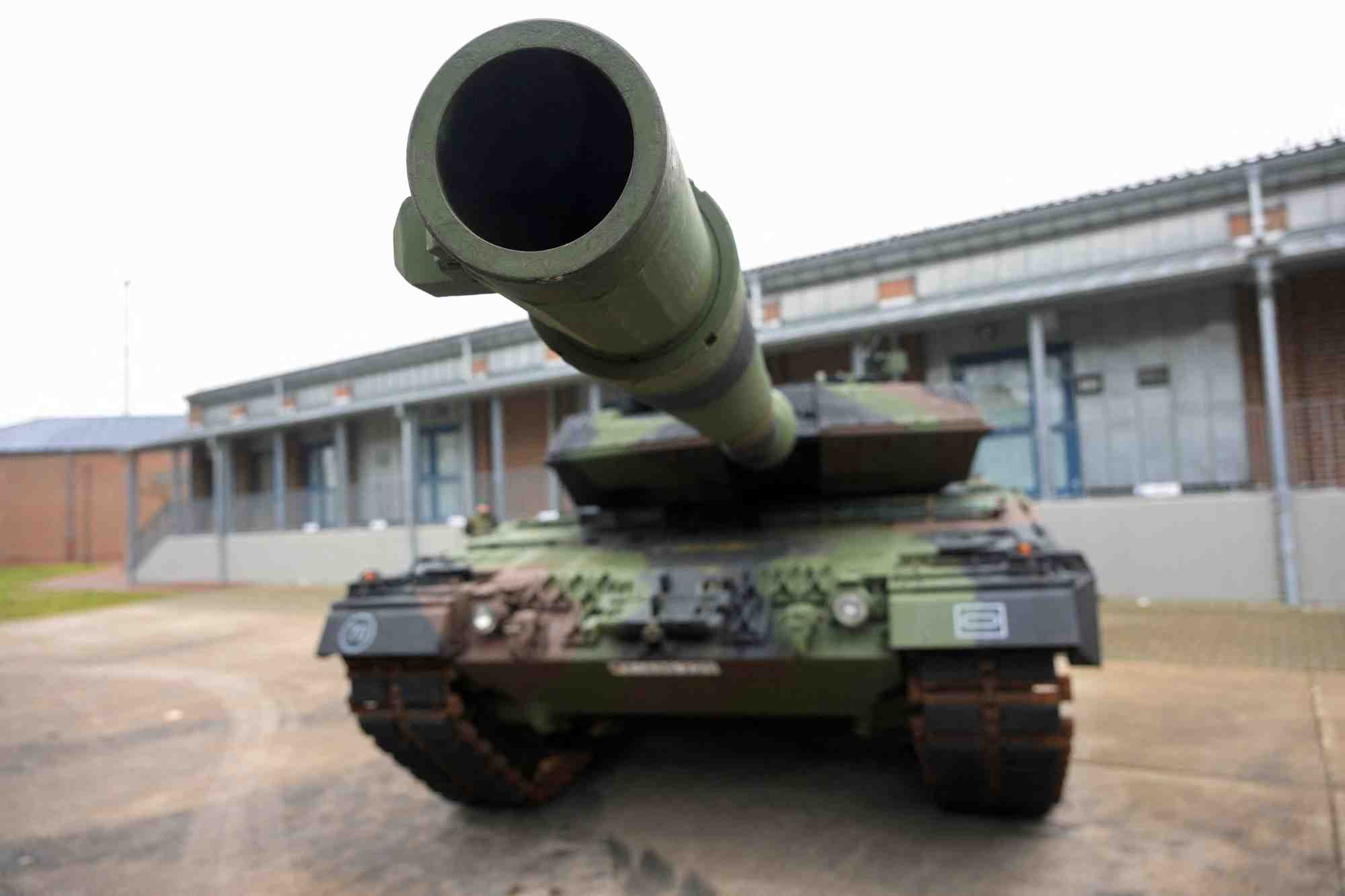 Le ministre allemand de la defense, boris pistorius, visite une base militaire ou des soldats ukrainiens s'entrainent sur des chars leopard destines a l'ukraine