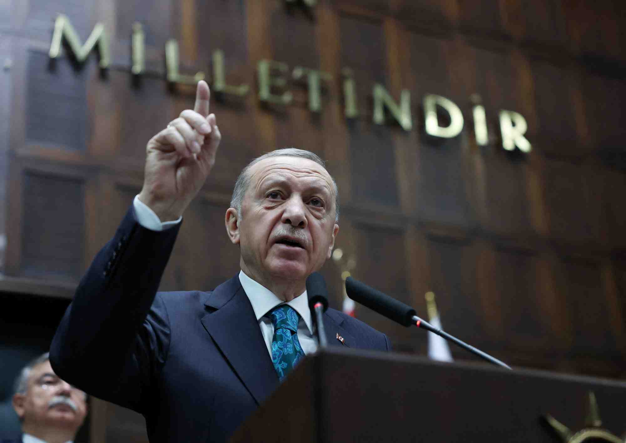 Le president turc tayyip erdogan s'adresse aux membres de l'akp, le parti au pouvoir, lors d'un meeting a ankara