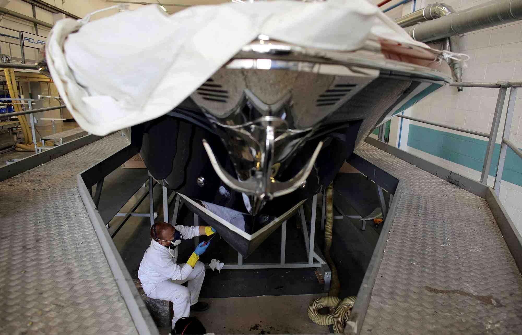 Photo d'archives: un employe travaille sur un yacht au chantier naval de ferretti a sarnico