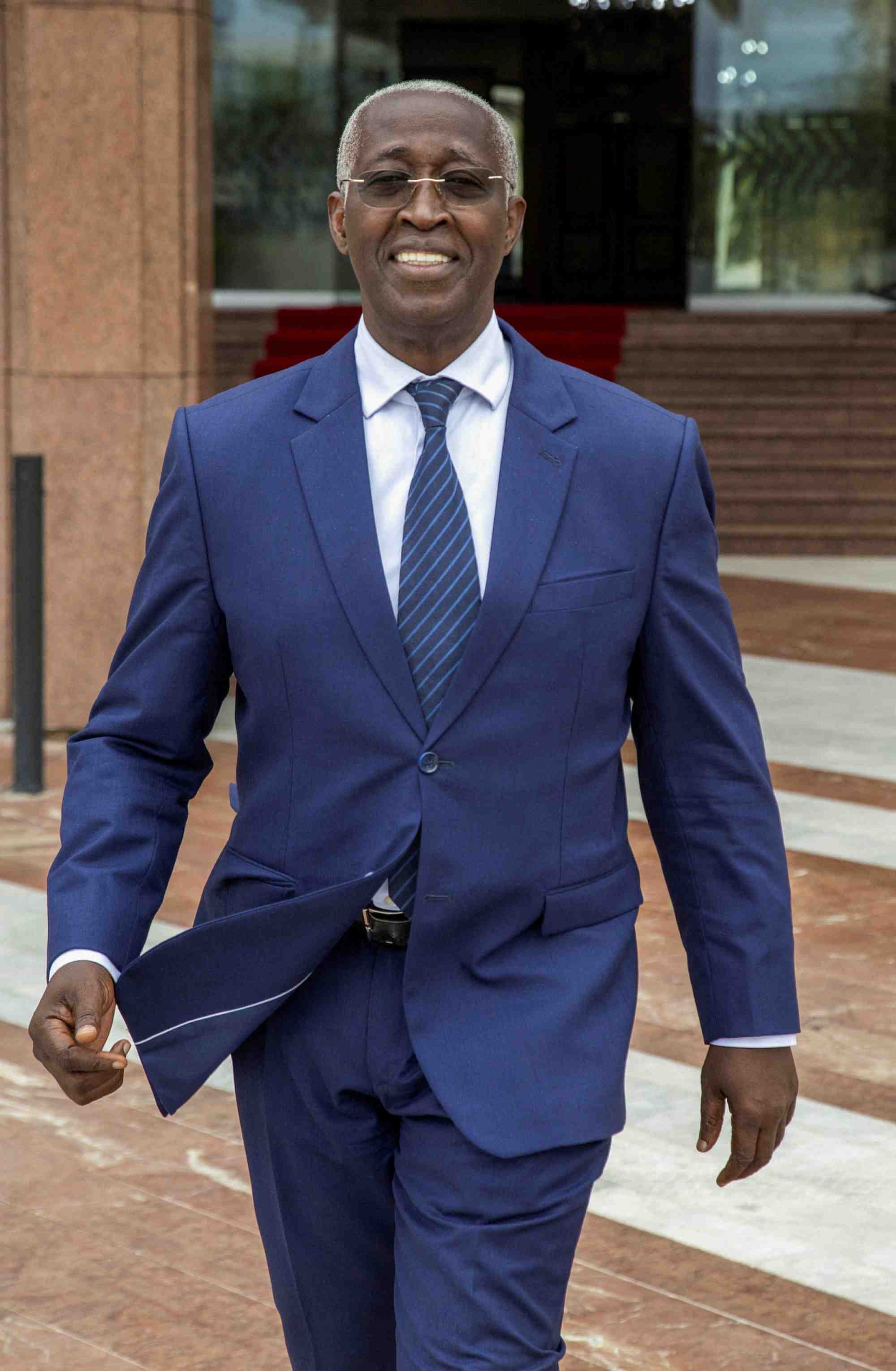 Photo de raymond ndong sima, premier ministre du gouvernement de transition de gabon