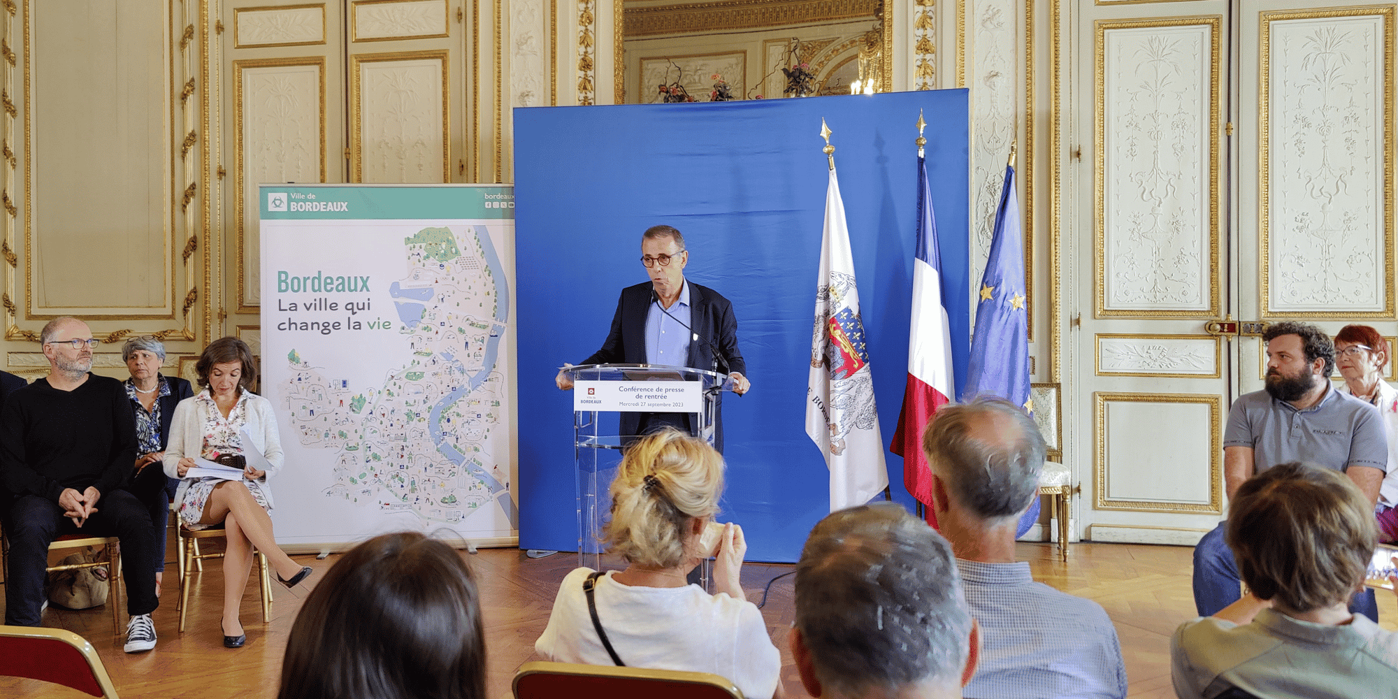 Pierre Hurmic entouré de l'équipe municipale, le 27 septembre 2023.