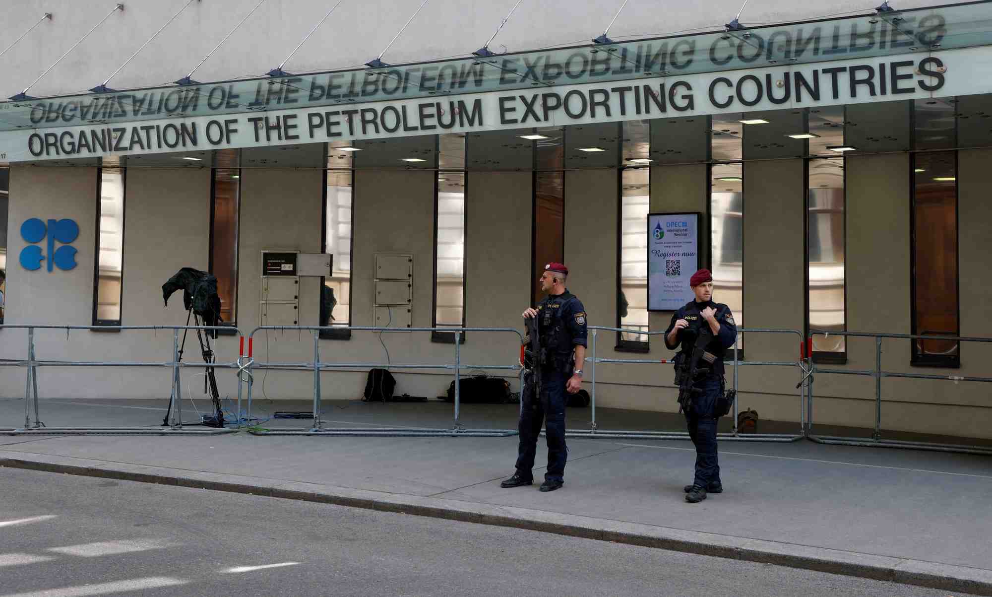 Des policiers devant le siege de l'opep a vienne