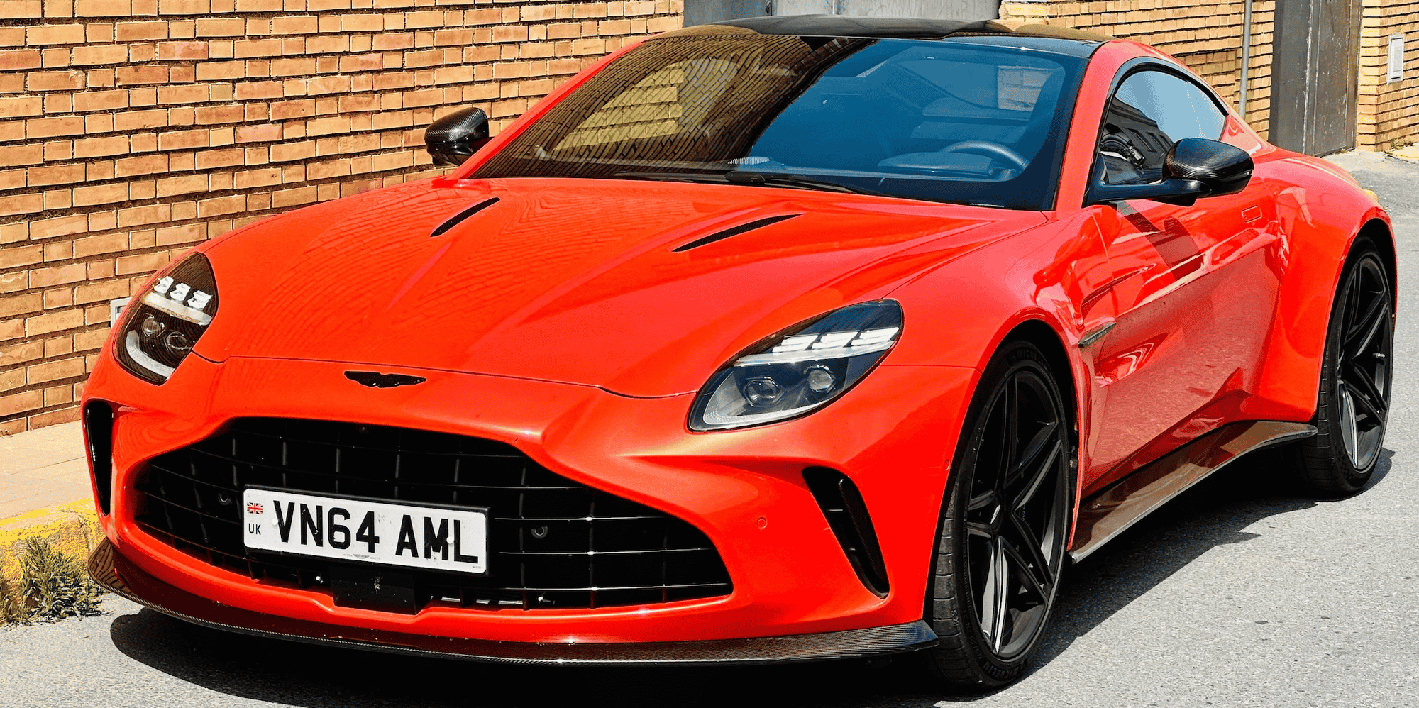 La nouvelle Vantage conserve un moteur thermique, à l'ancienne, qui développe 665 chevaux. Ce coupé, deux places, représente l'offre d'entrée de gamme d'Aston Martin.