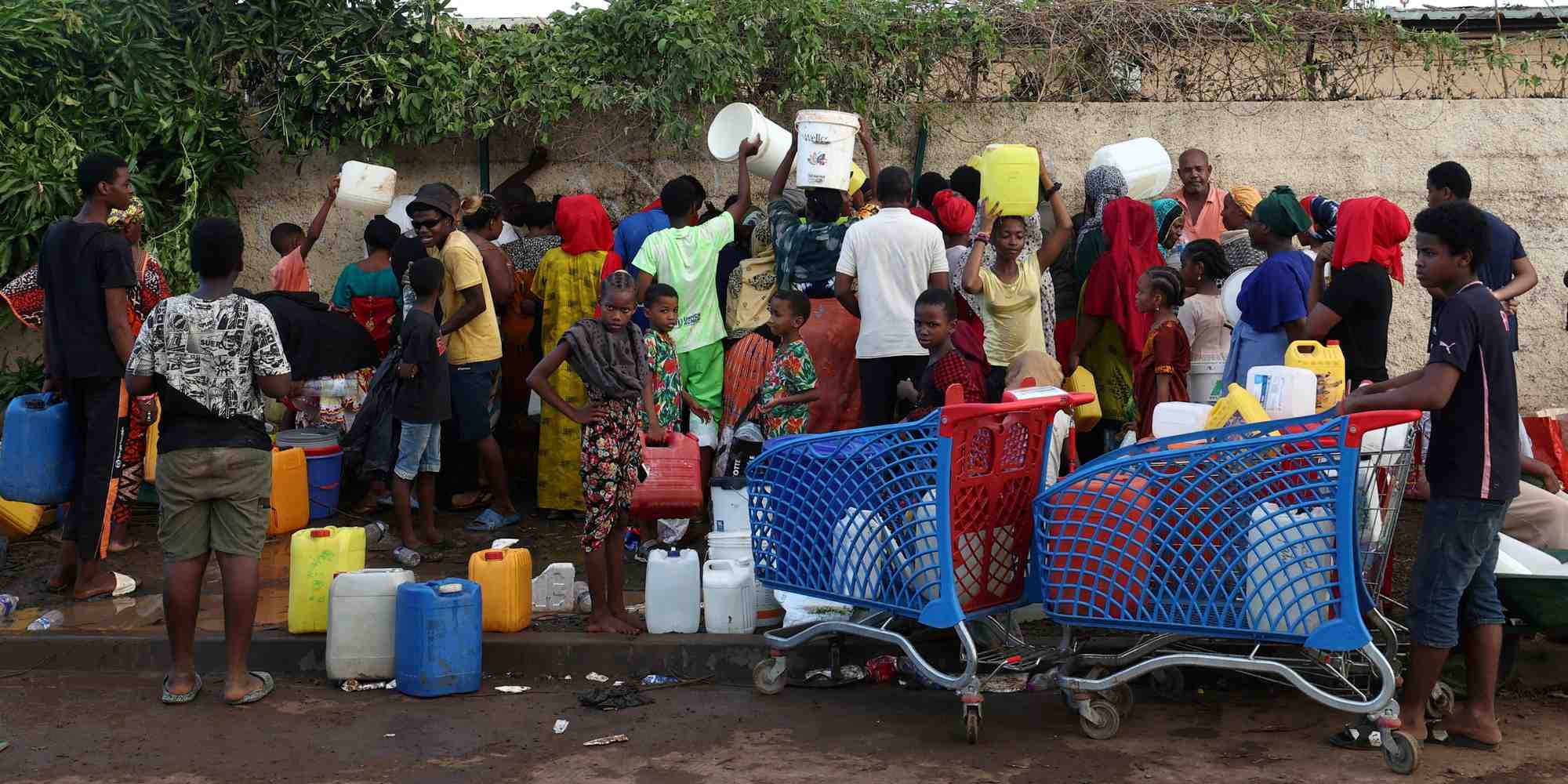 Les Mahorais attendant de pouvoir se ravitailler en eau potable, mercredi à Doujani. (Mayotte).
