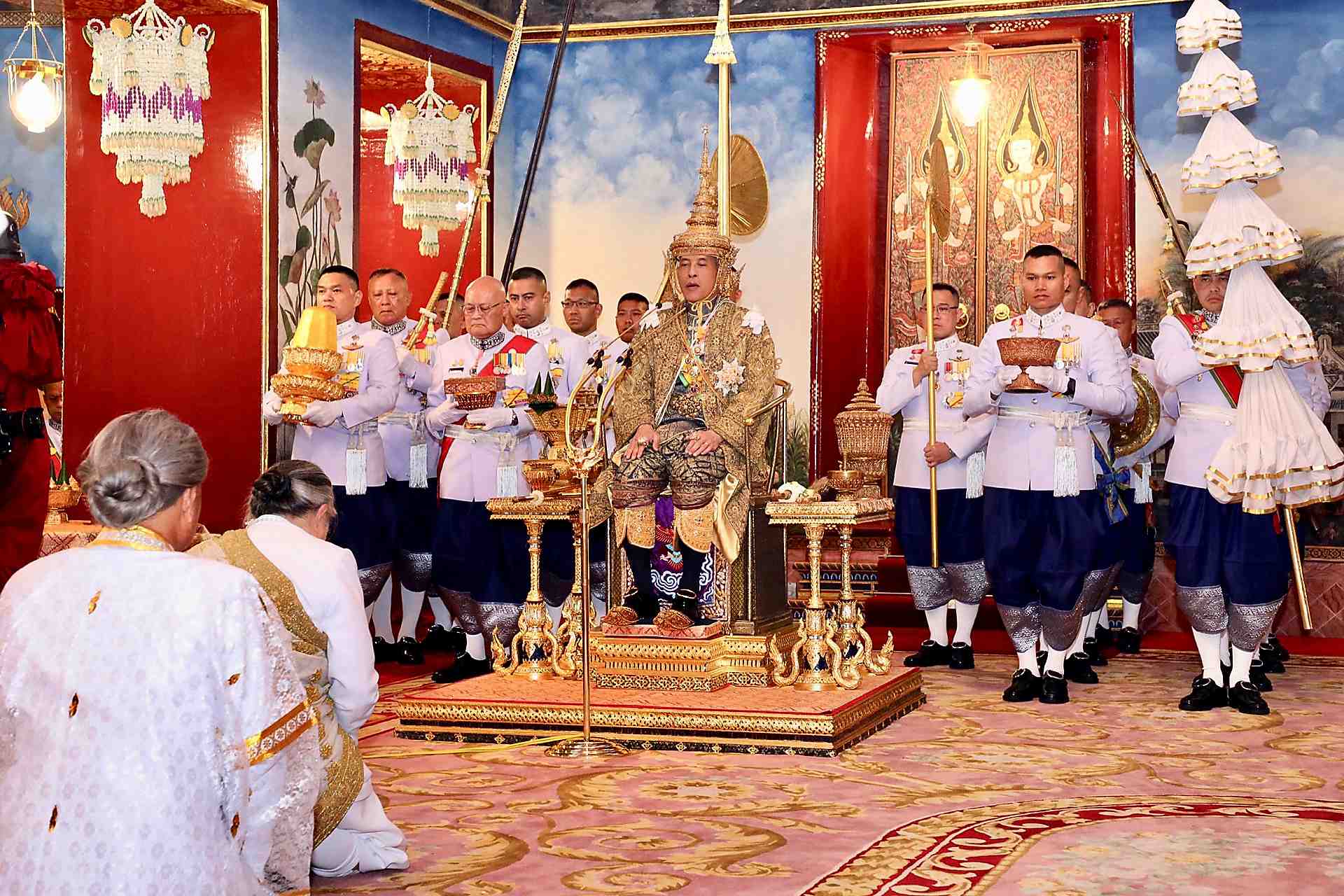 Le roi de thailande officiellement couronne