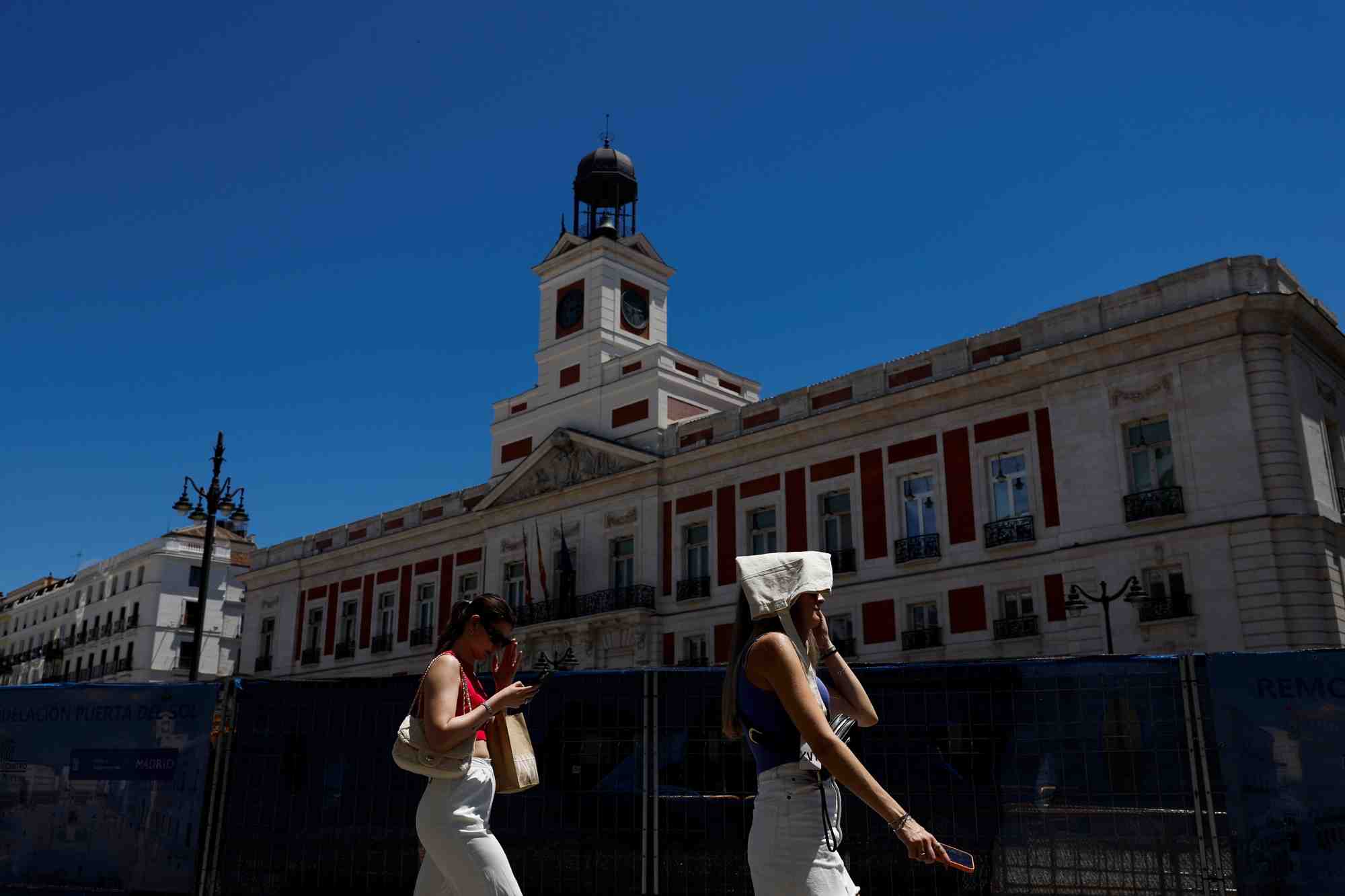 La place puerta del sol a madrid, en espagne