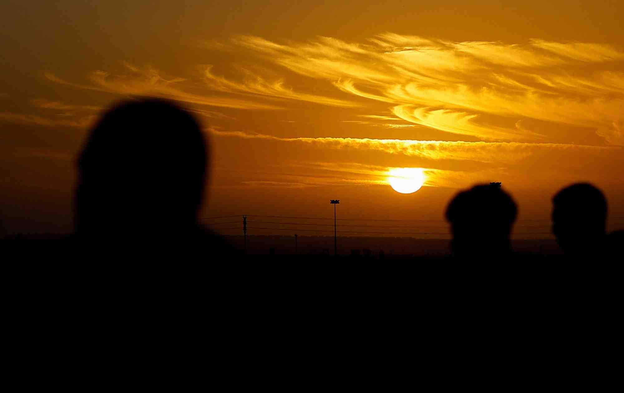 Photo du soleil couchant alors que les militants du hamas devraient liberer les otages captures par le hamas